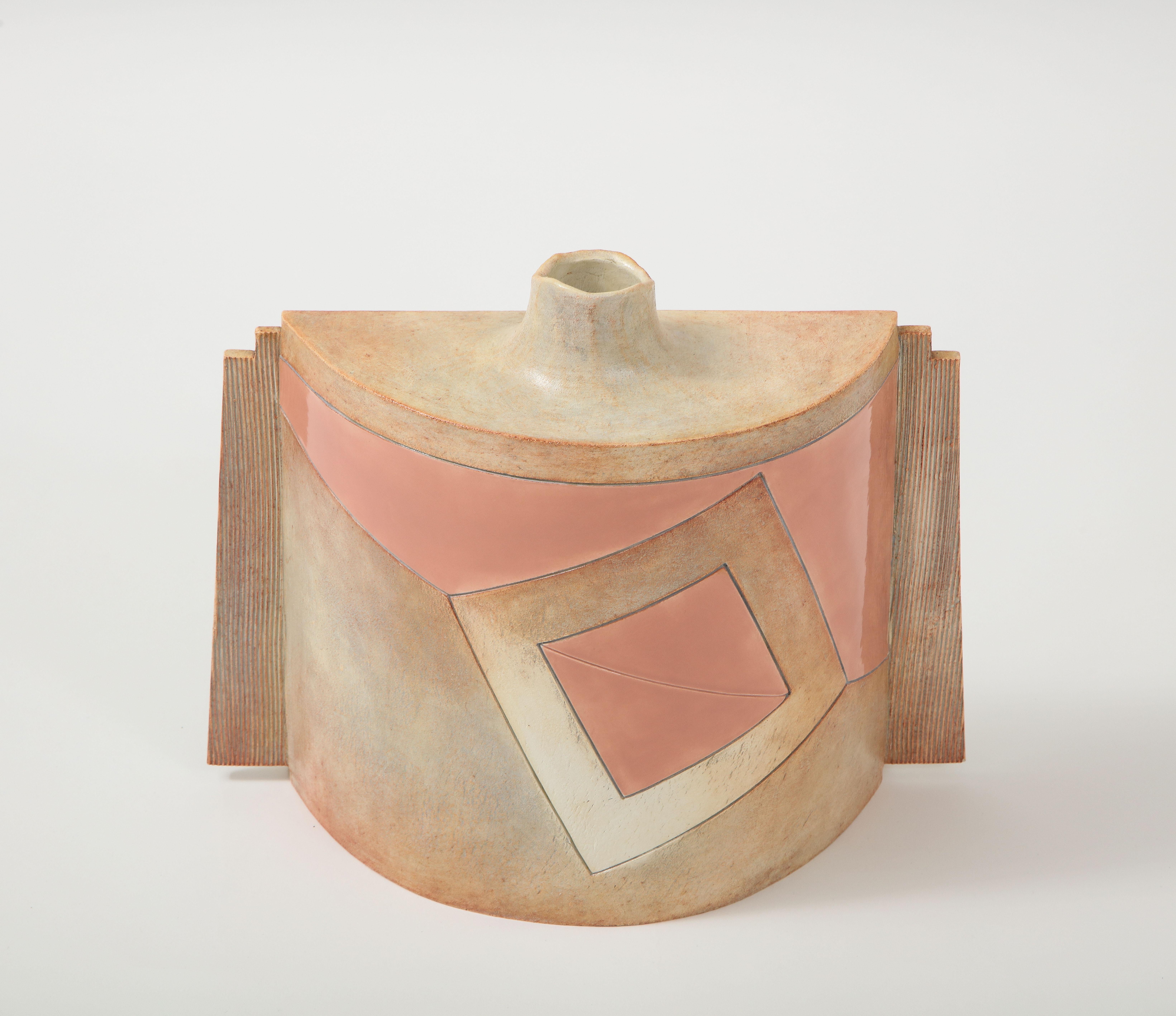 dekorative signierte Keramikvase im Memphis-Stil aus den 1980er Jahren, in alters- und gebrauchsbedingtem Originalzustand mit leichter Abnutzung und Patina.
