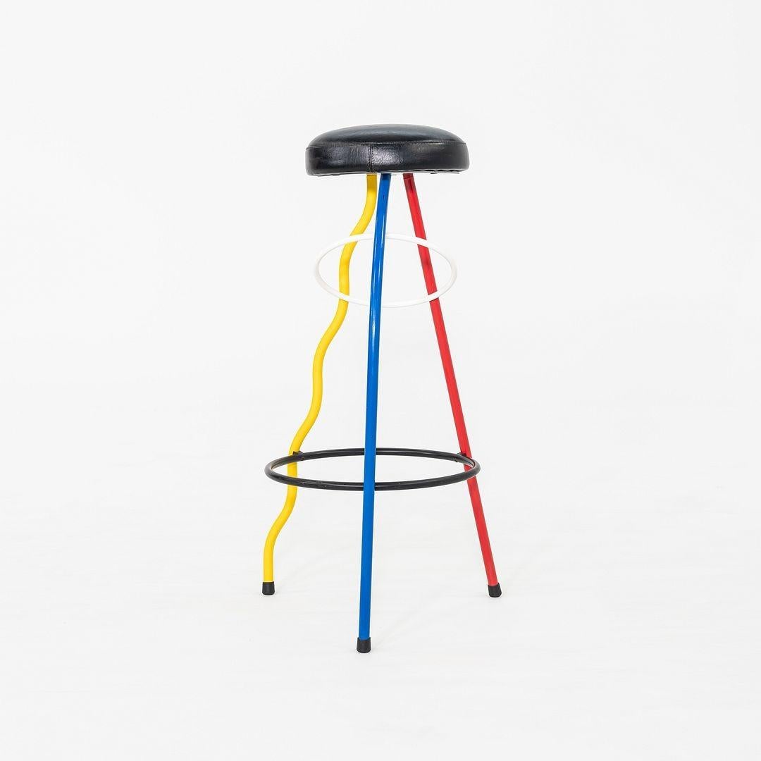 Este es un Taburete de bar multicolor Dúplex, diseñado por Javier Mariscal y Pepe Cortés para B.D. Ediciones de Diseno en 1980. Este ejemplar data de la década de 1980 y se fabricó en Barcelona (España). Las coloridas patas de tubo de acero de esta