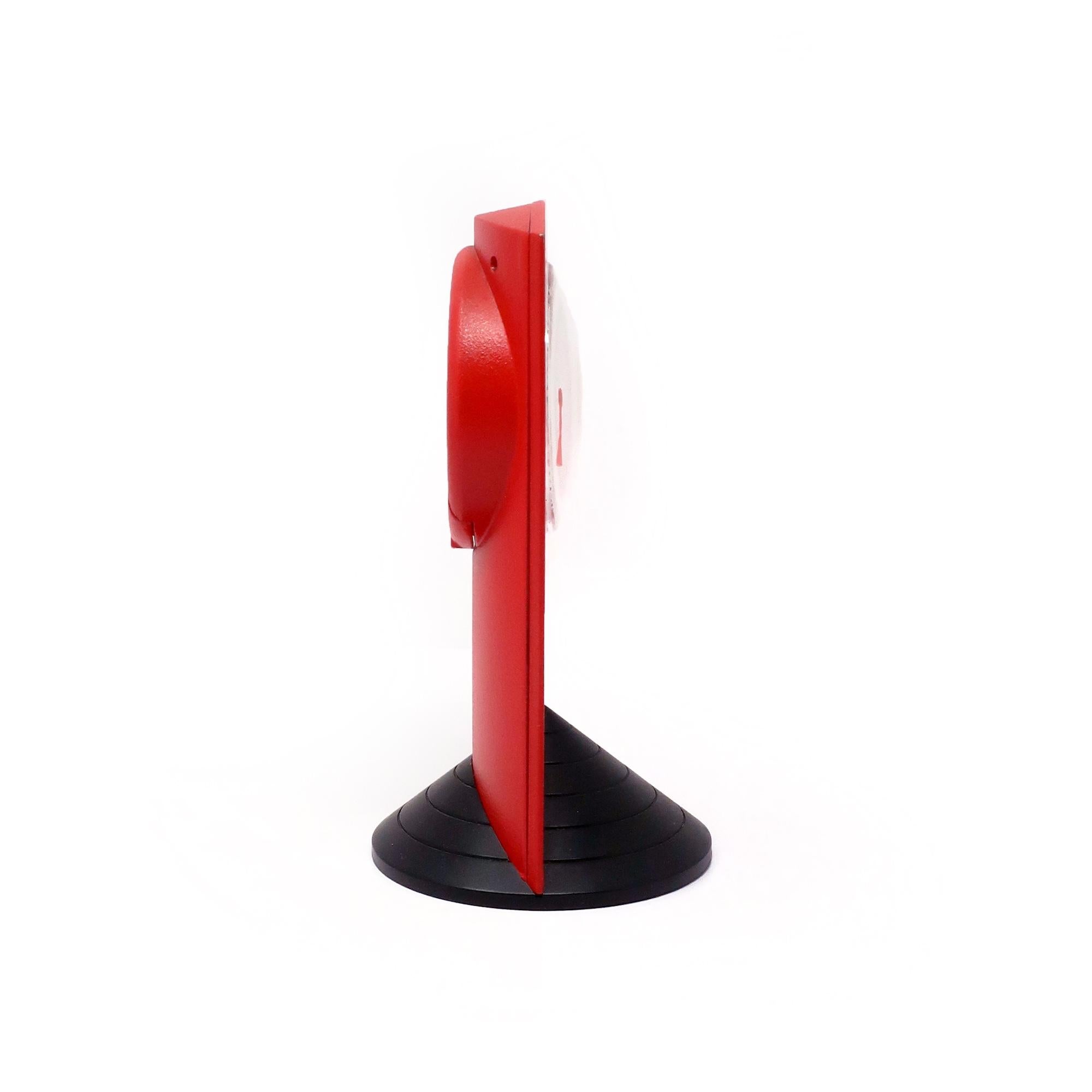 1980s Memphis Style Red Triangle Base Desk Clock In Good Condition For Sale In Brooklyn, NY
