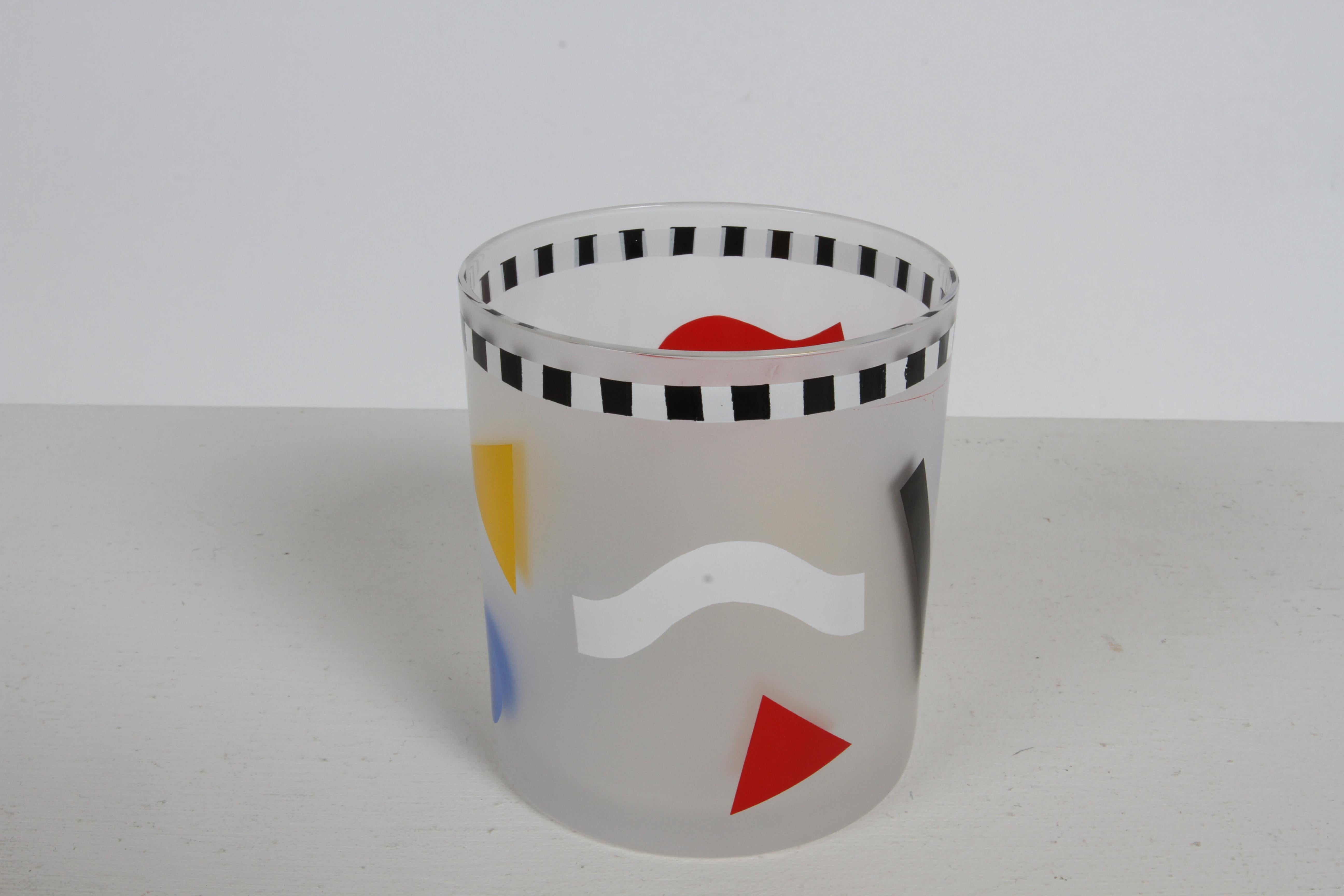 Ensemble de 8 verres Rocks vintage de style Memphis des années 1980 avec formes et plateau colorés en vente 3