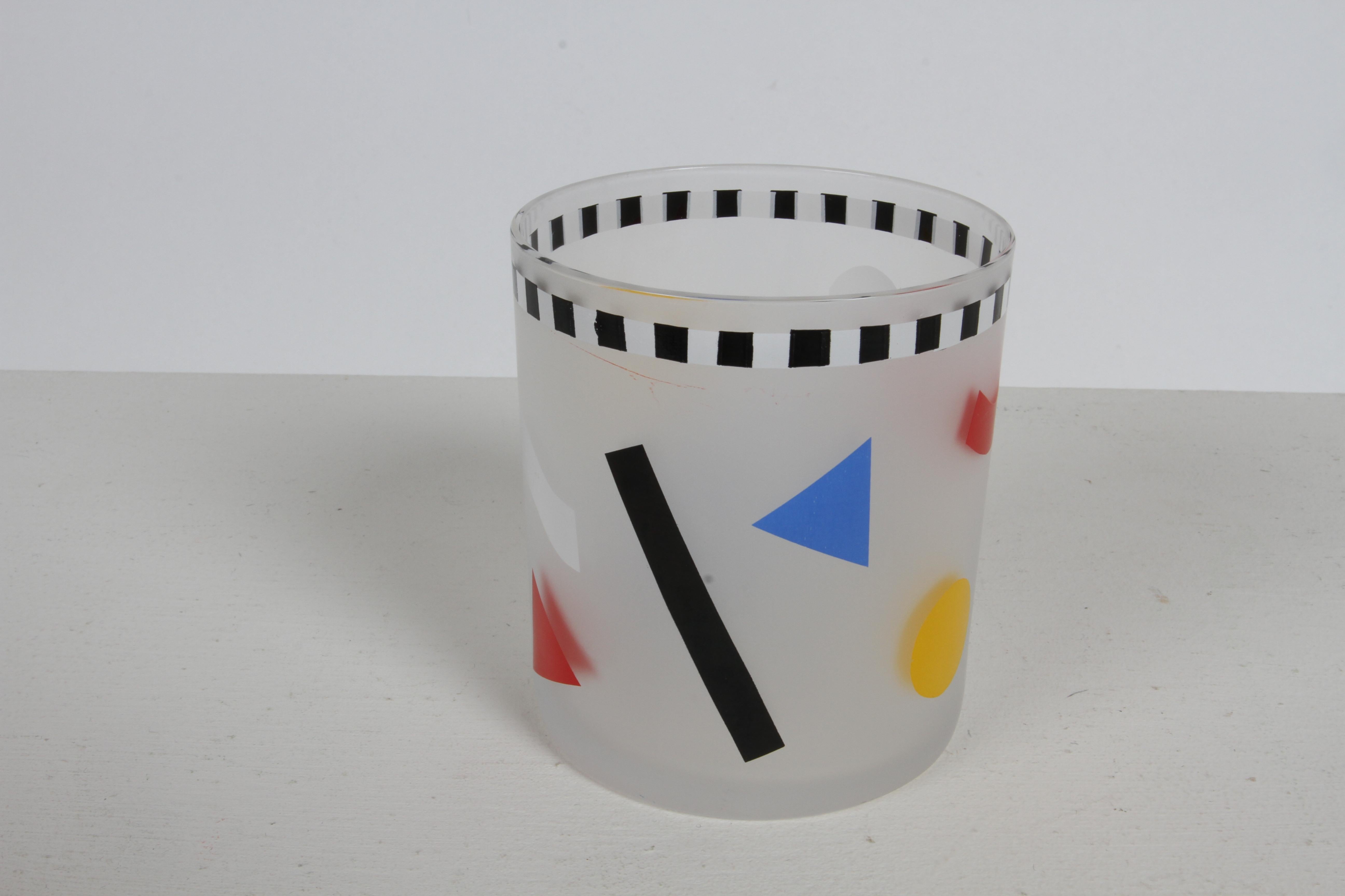 Ensemble de 8 verres Rocks vintage de style Memphis des années 1980 avec formes et plateau colorés en vente 4