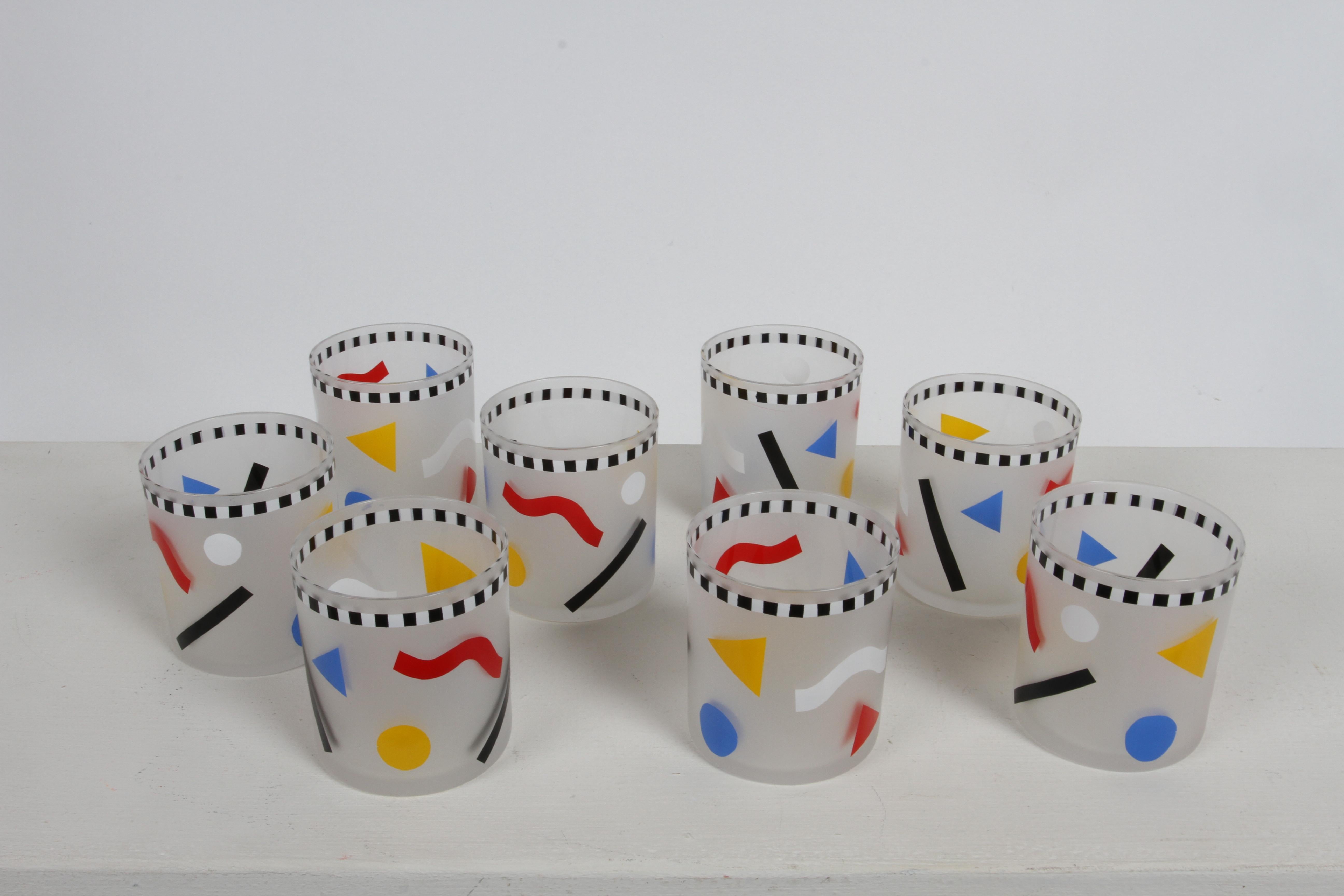 1980s Memphis Style set of 8 Vintage Rocks Glasses with Colorful Shapes & Tray For Sale 2