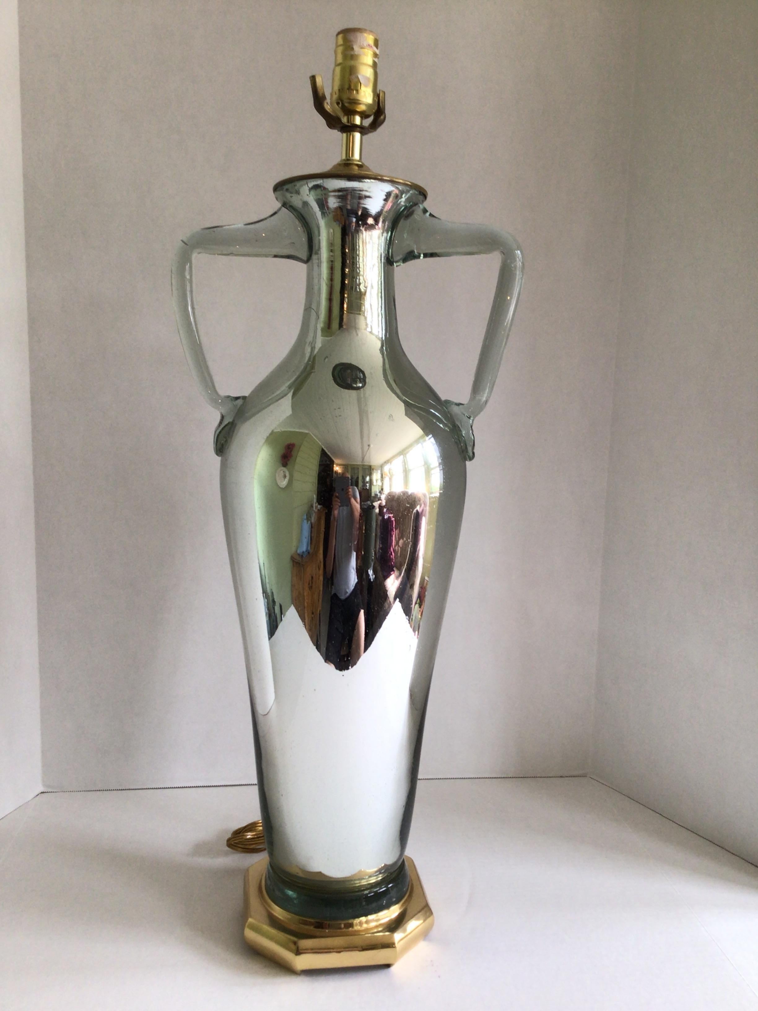 Lampe en verre mercuré des années 1980 sur base en laiton
Deux poignées en verre clair massif ornent la partie supérieure.
Hauteur au sommet de la prise : 28