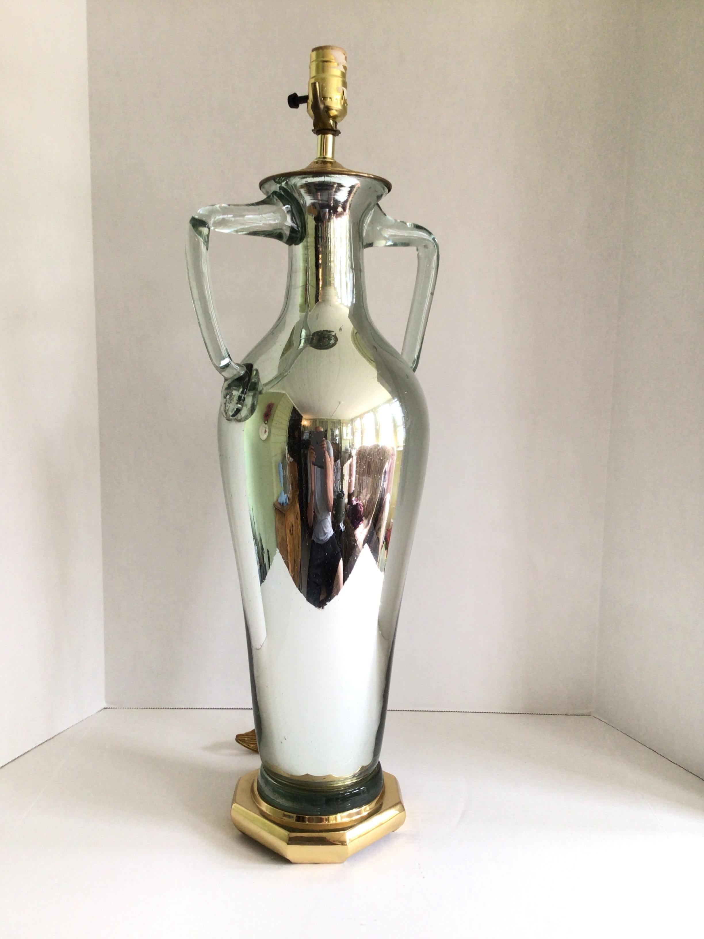 Hollywood Regency Lampe en verre mercuré des années 1980 sur base en laiton en vente