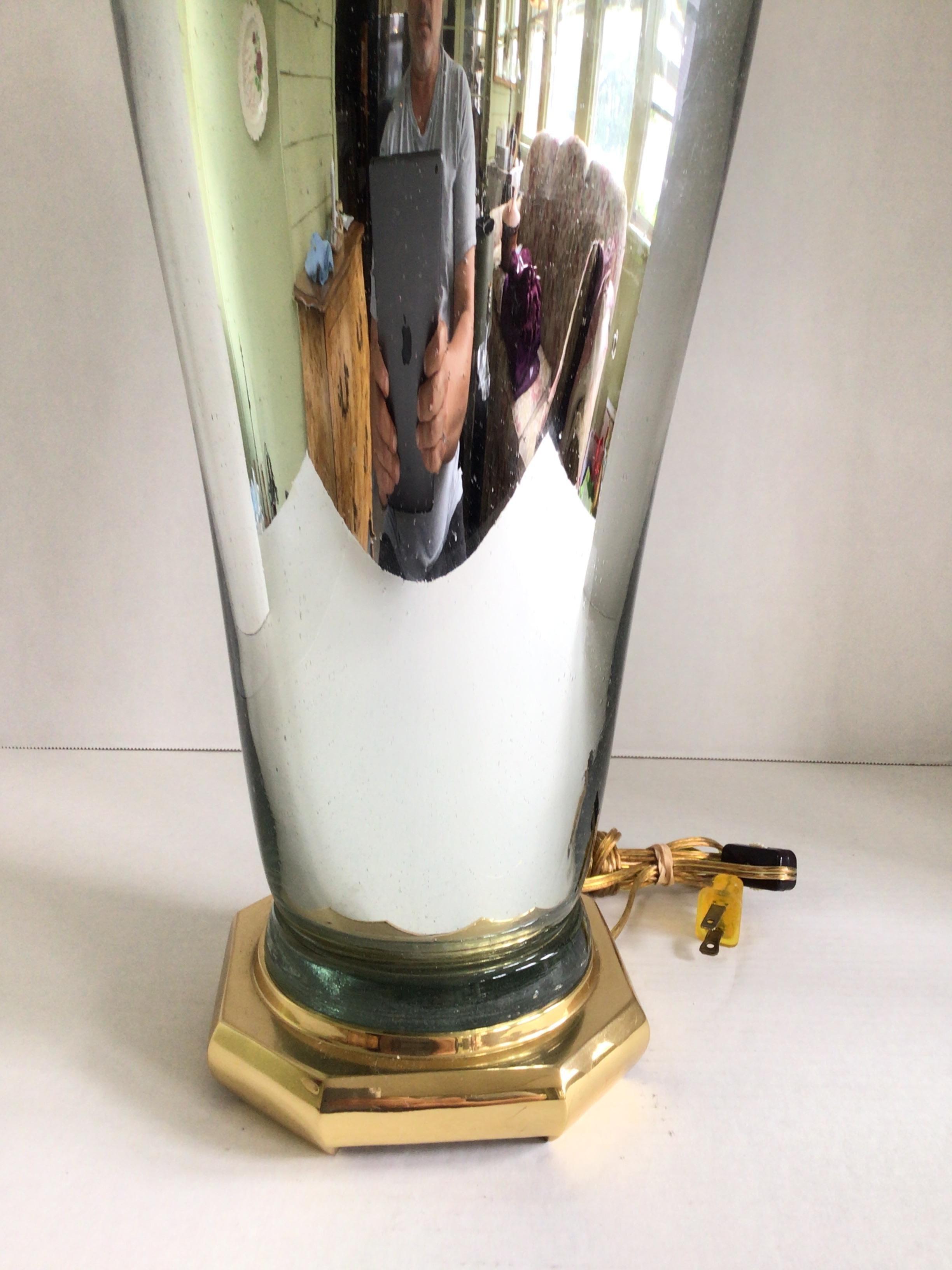 Laiton Lampe en verre mercuré des années 1980 sur base en laiton en vente