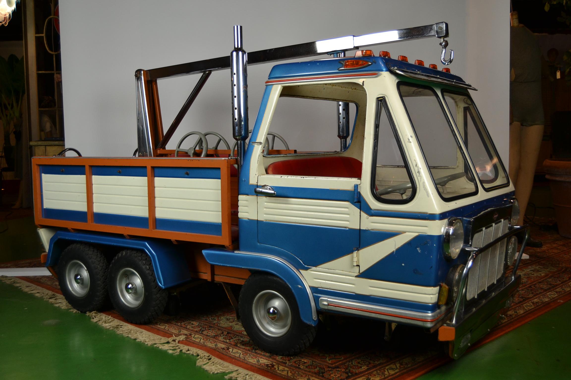 1980s Metal Carousel Tow Truck by L' Autopède Belgium In Good Condition In Antwerp, BE