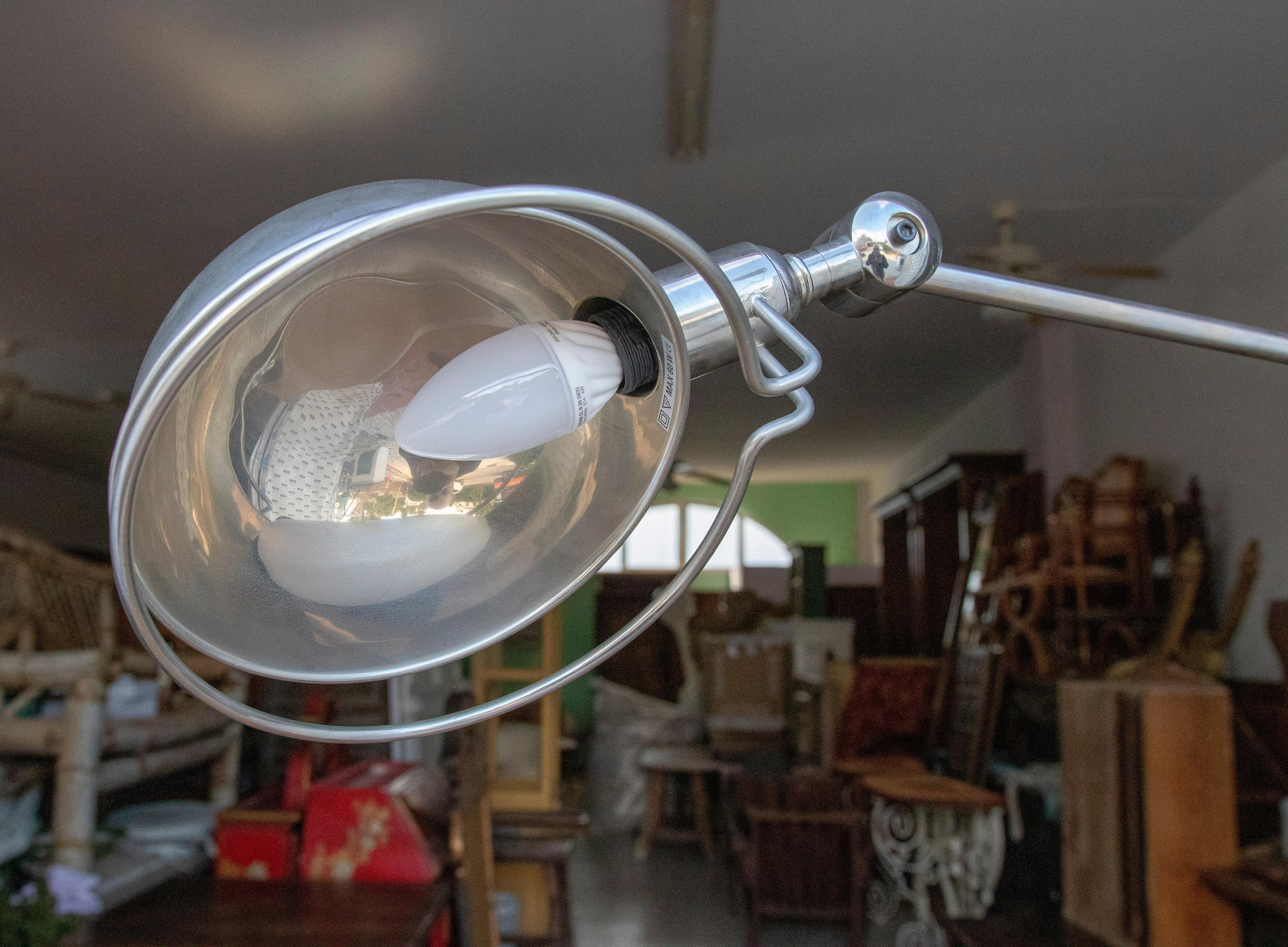 20ième siècle Lampe de table en métal des années 1980 en vente