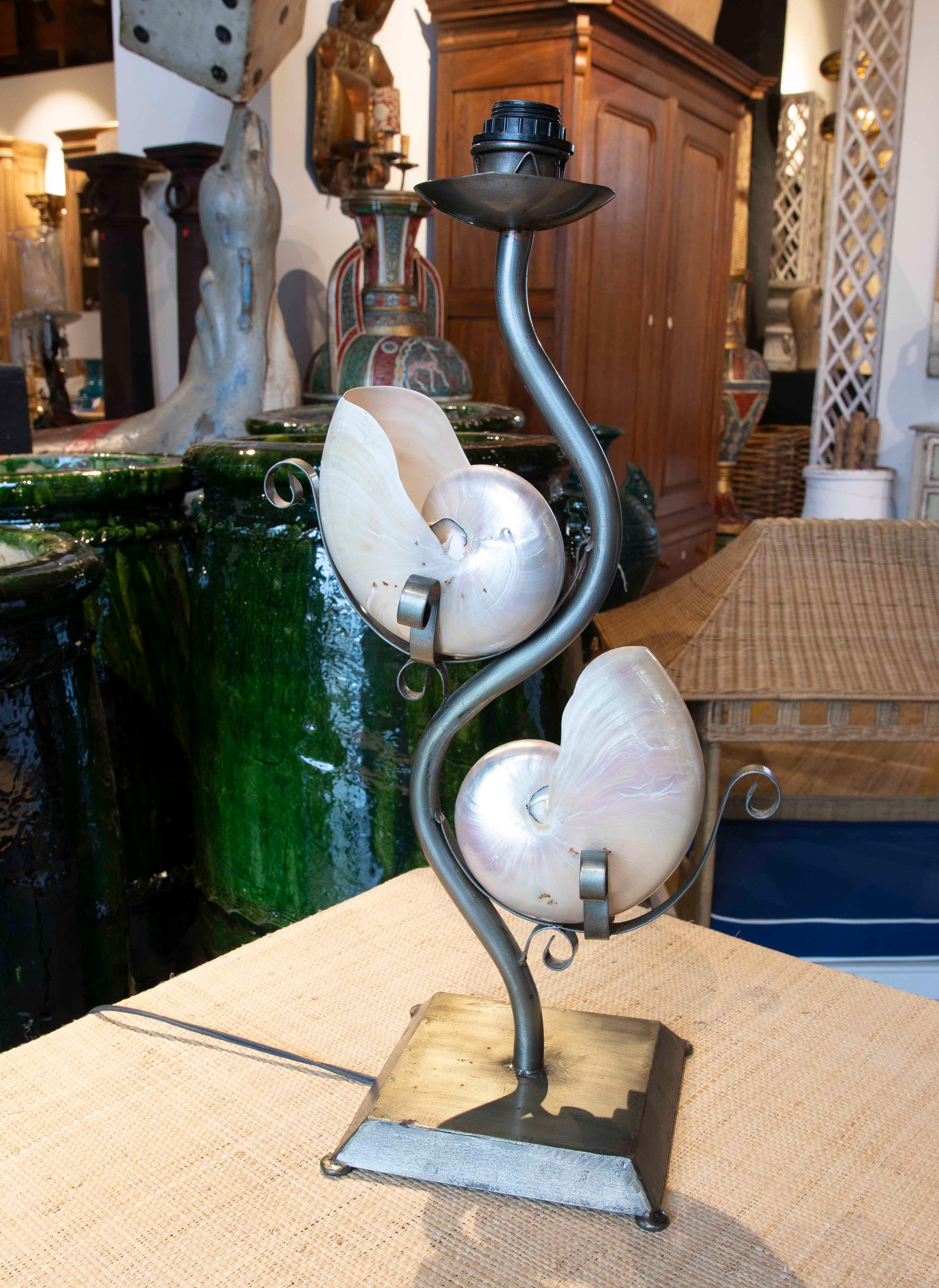 Espagnol Lampe de table en métal des années 1980 avec deux coquillages naturels en vente