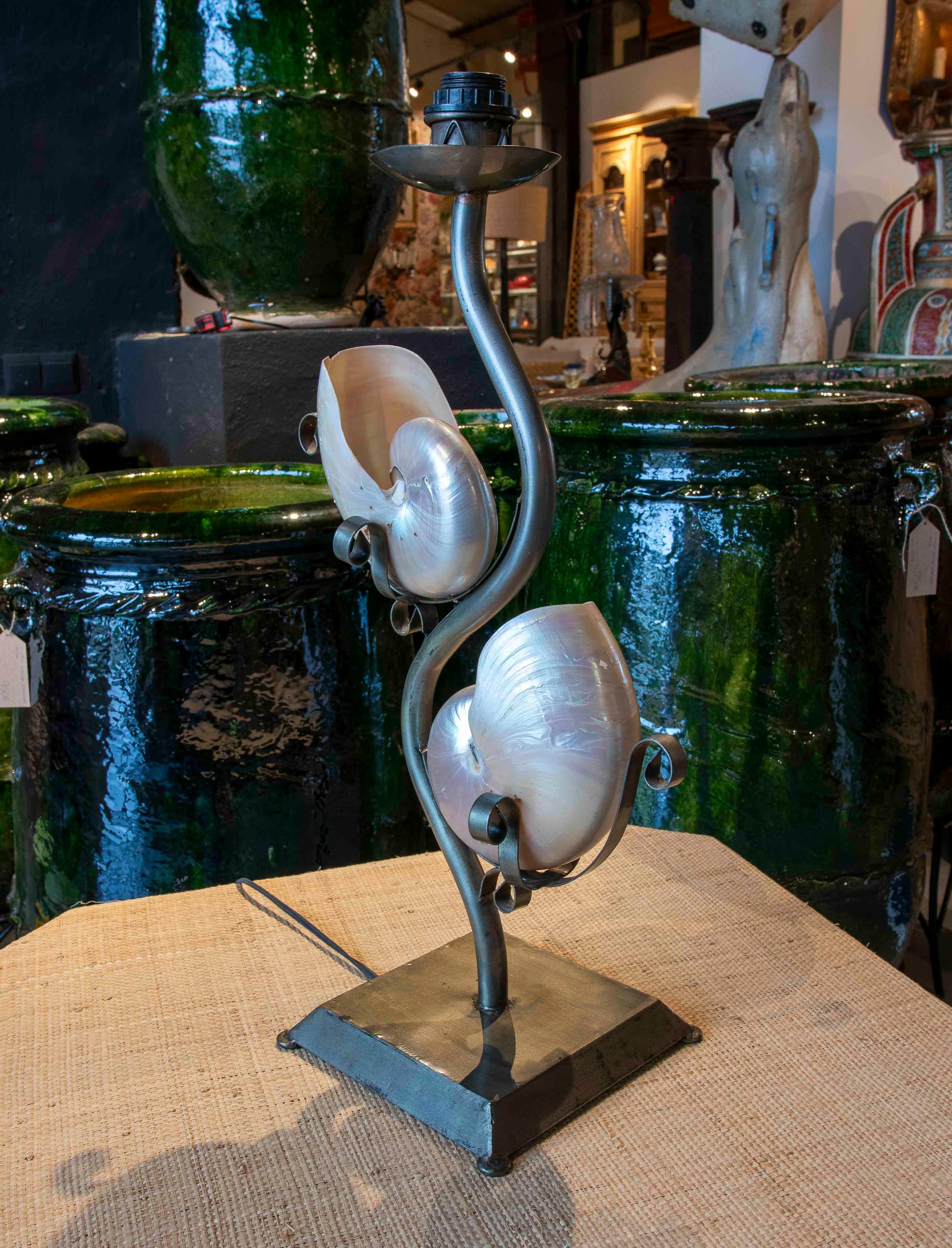 Lampe de table en métal des années 1980 avec deux coquillages naturels Bon état - En vente à Marbella, ES