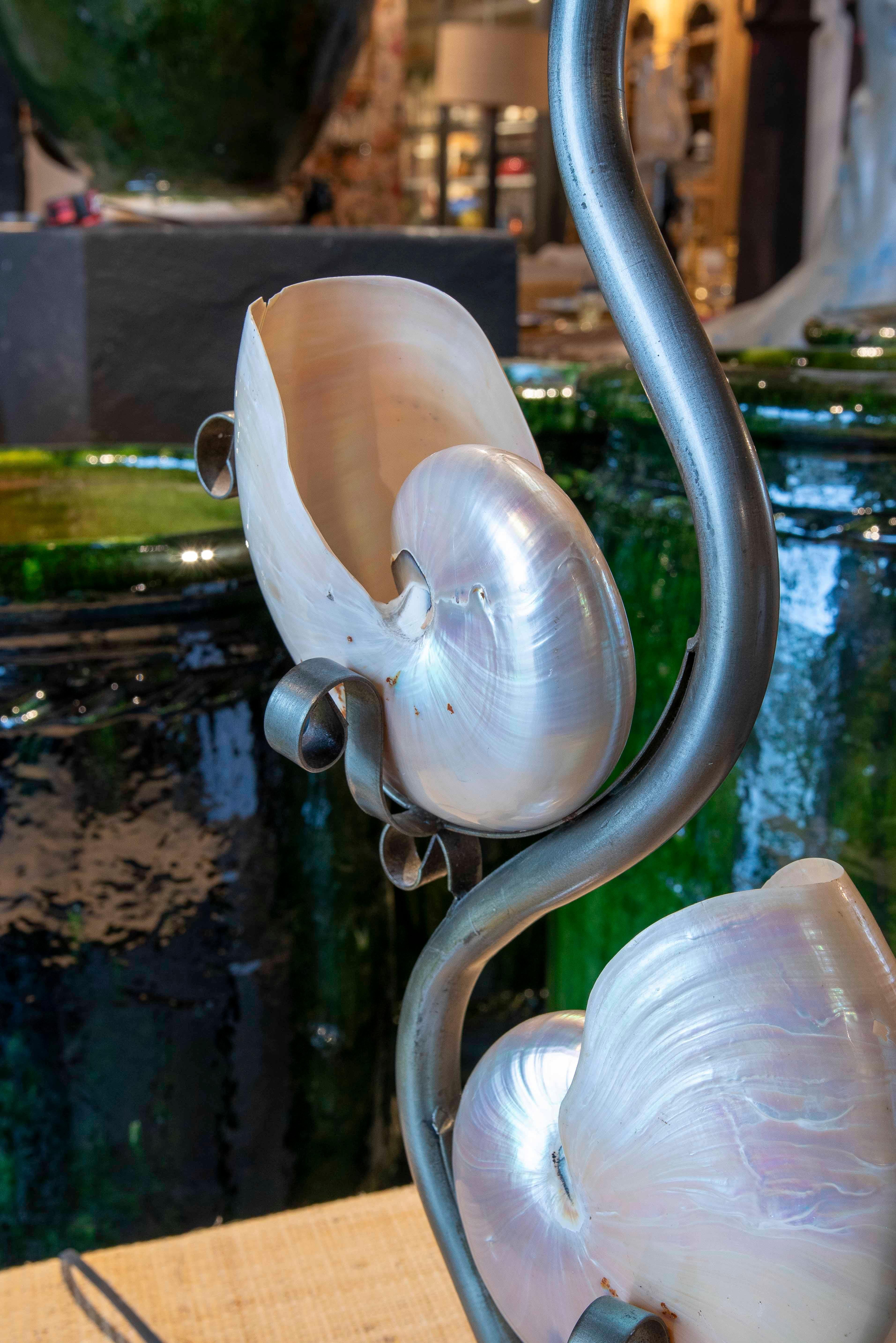 20ième siècle Lampe de table en métal des années 1980 avec deux coquillages naturels en vente