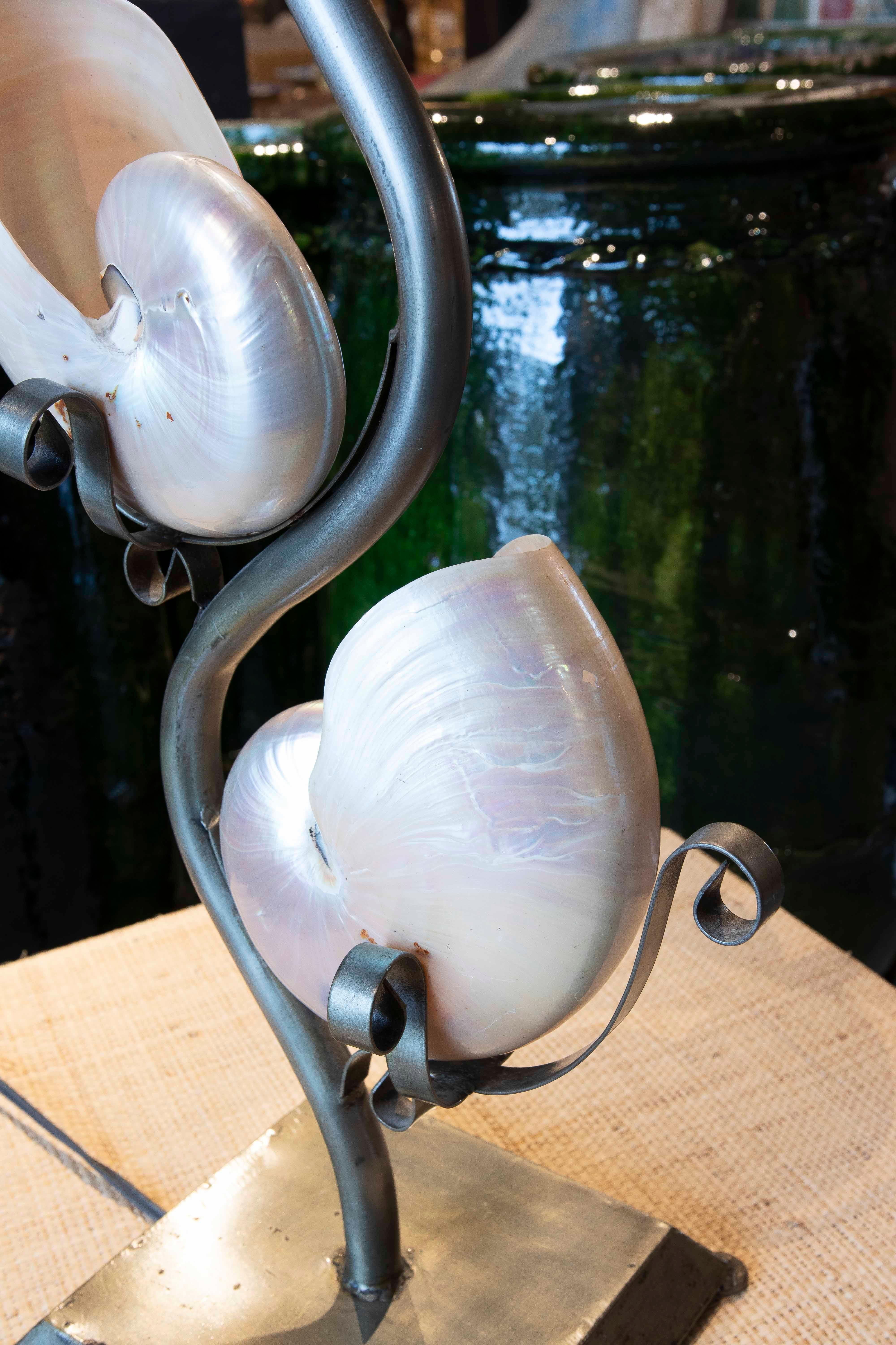 Métal Lampe de table en métal des années 1980 avec deux coquillages naturels en vente