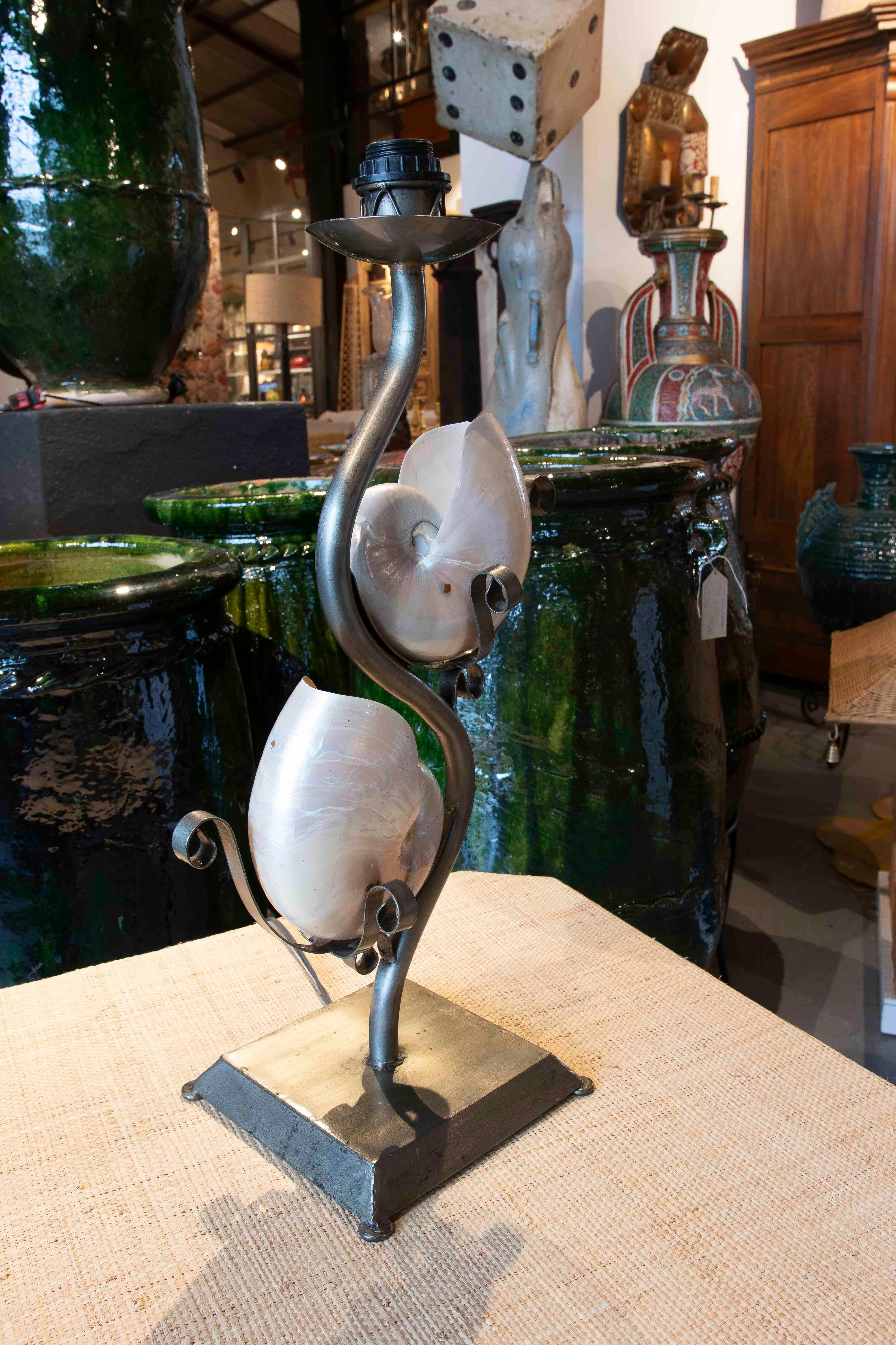 Lampe de table en métal des années 1980 avec deux coquillages naturels en vente 1