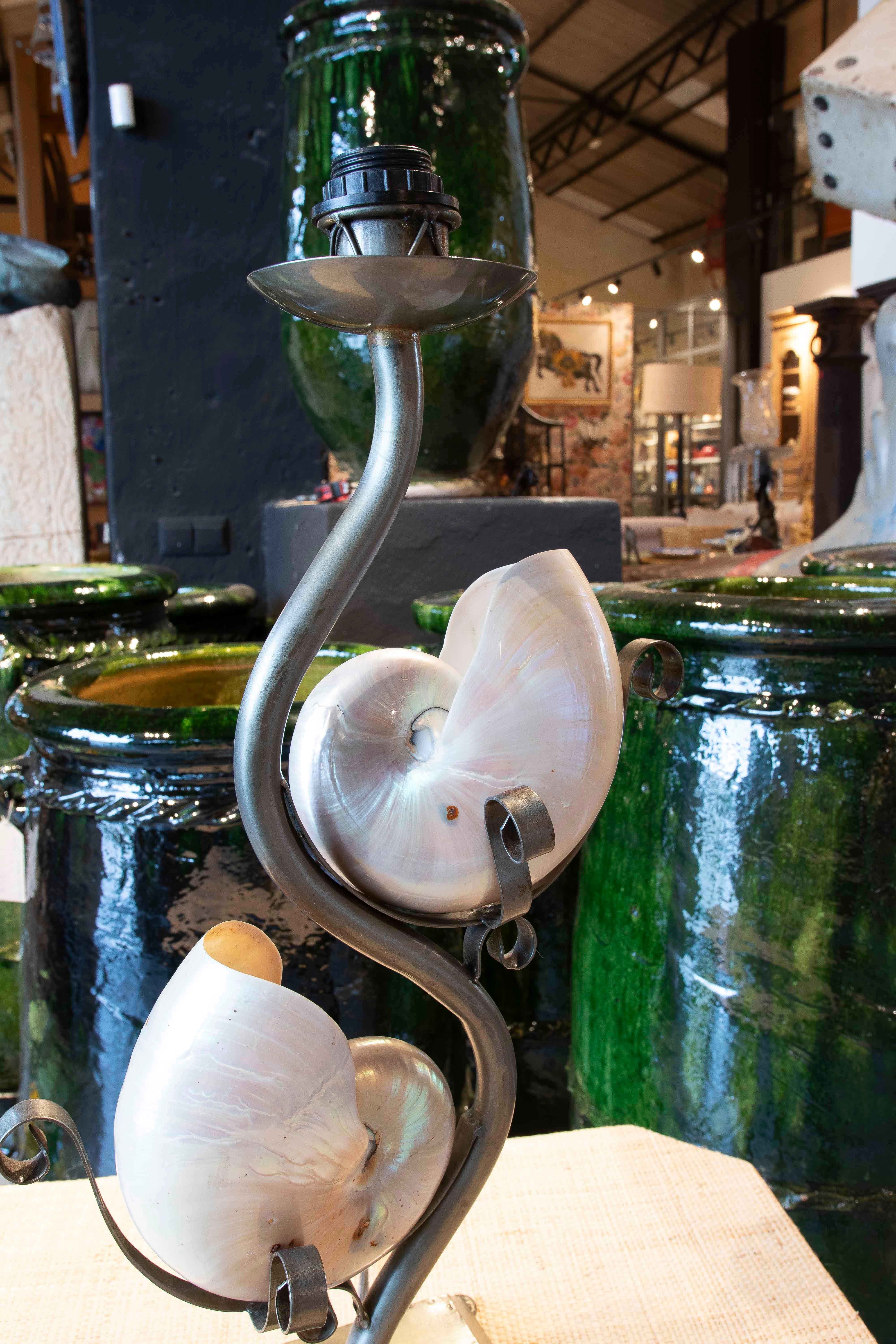 Lampe de table en métal des années 1980 avec deux coquillages naturels en vente 2