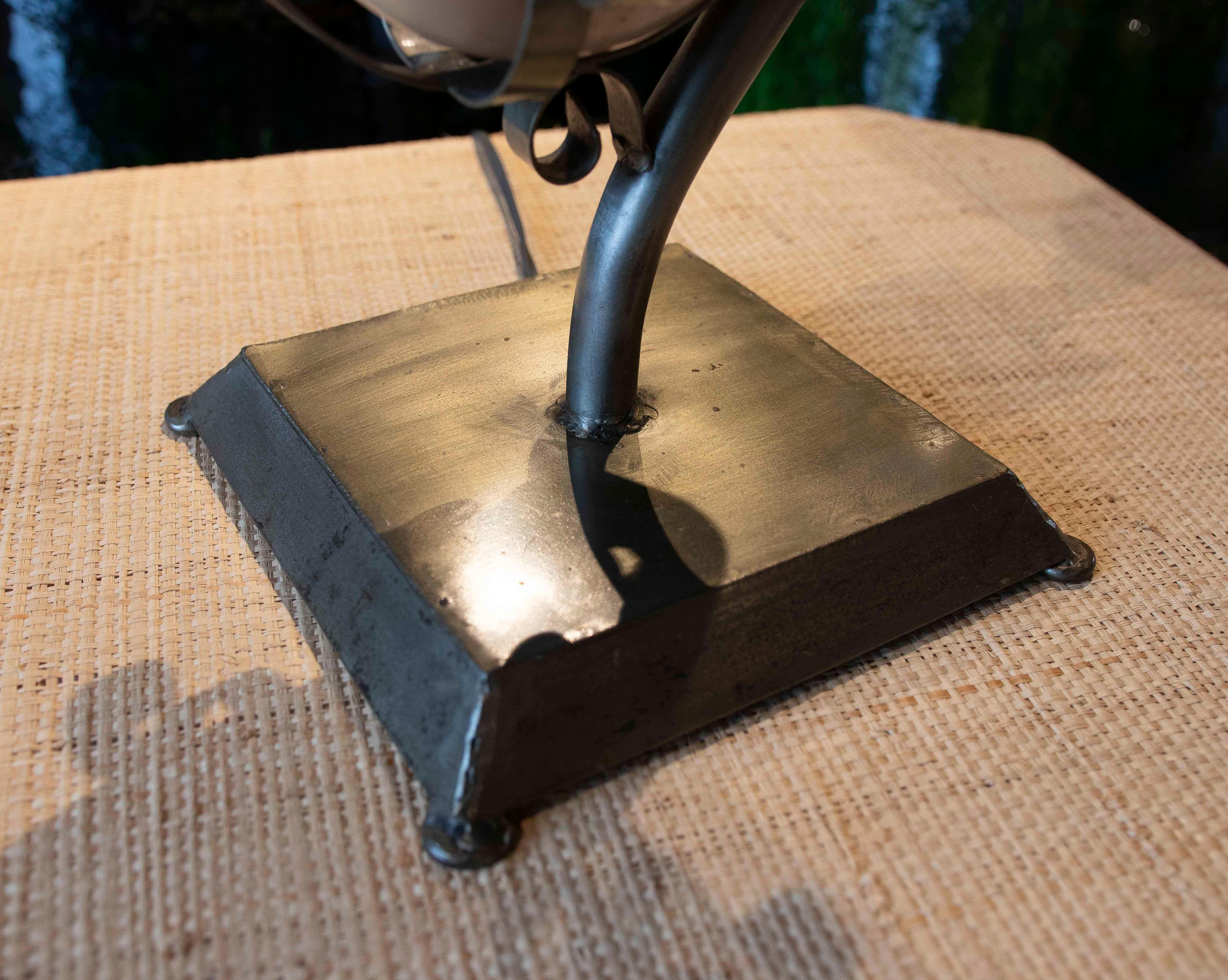 Lampe de table en métal des années 1980 avec deux coquillages naturels en vente 3