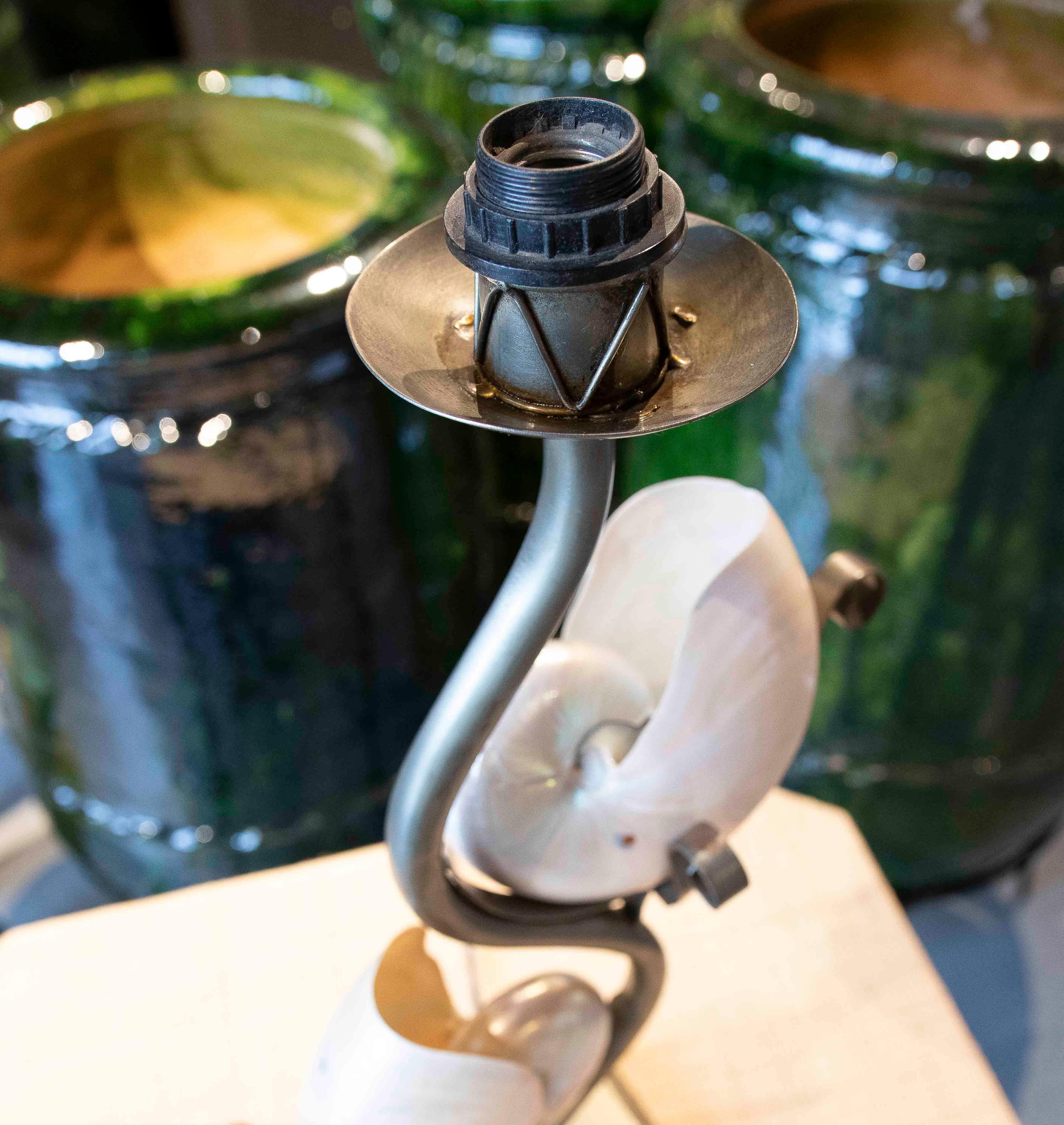 Lampe de table en métal des années 1980 avec deux coquillages naturels en vente 4