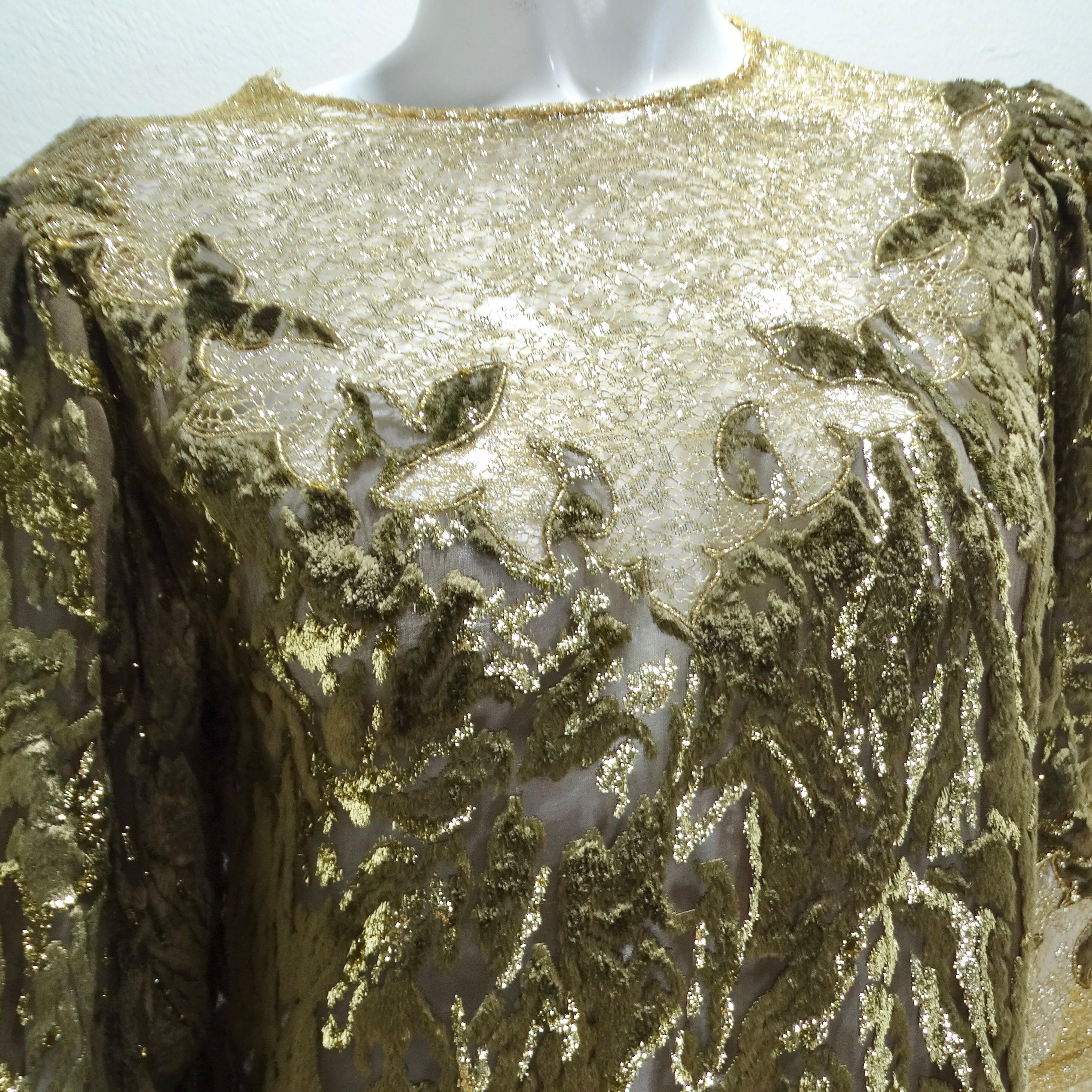 Illuminez la nuit avec la robe en dentelle de velours or métallisé des années 1980 ! La robe est confectionnée dans un tissu unique de dentelle de velours marron, ajoutant une touche de sophistication et de texture à l'ensemble. La teinte brune met
