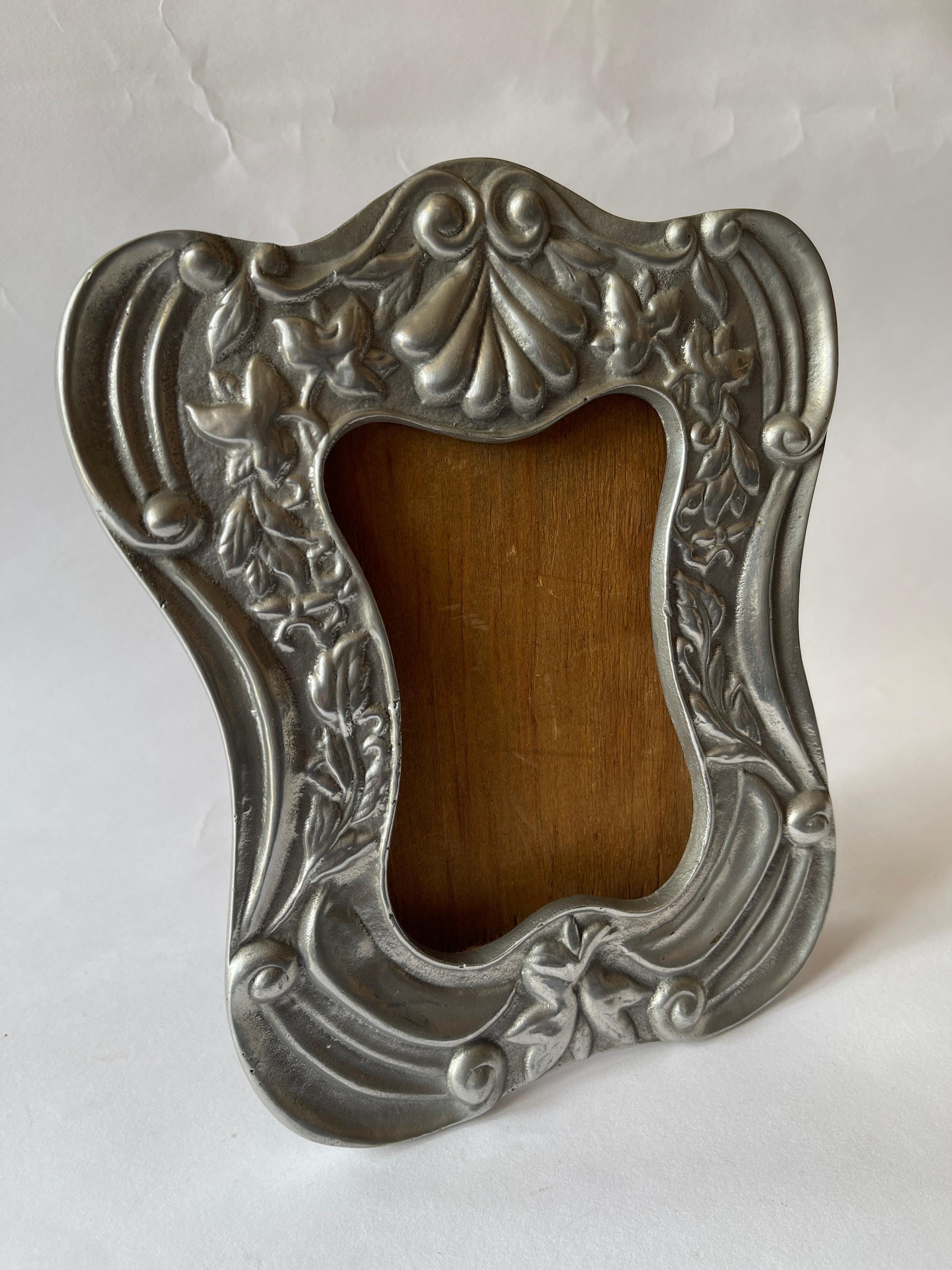 Portarretrato curvo de diseño colonial español de estaño mexicano de los años 80 Colonial español en venta