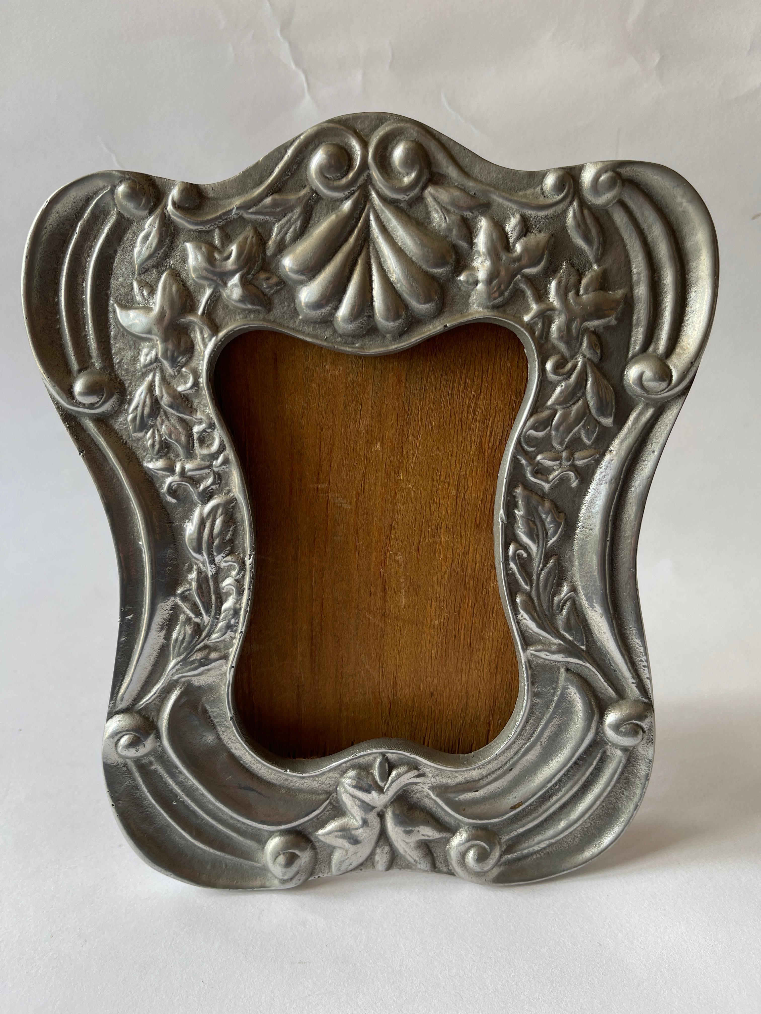 Portarretrato curvo de diseño colonial español de estaño mexicano de los años 80 Mexicano en venta