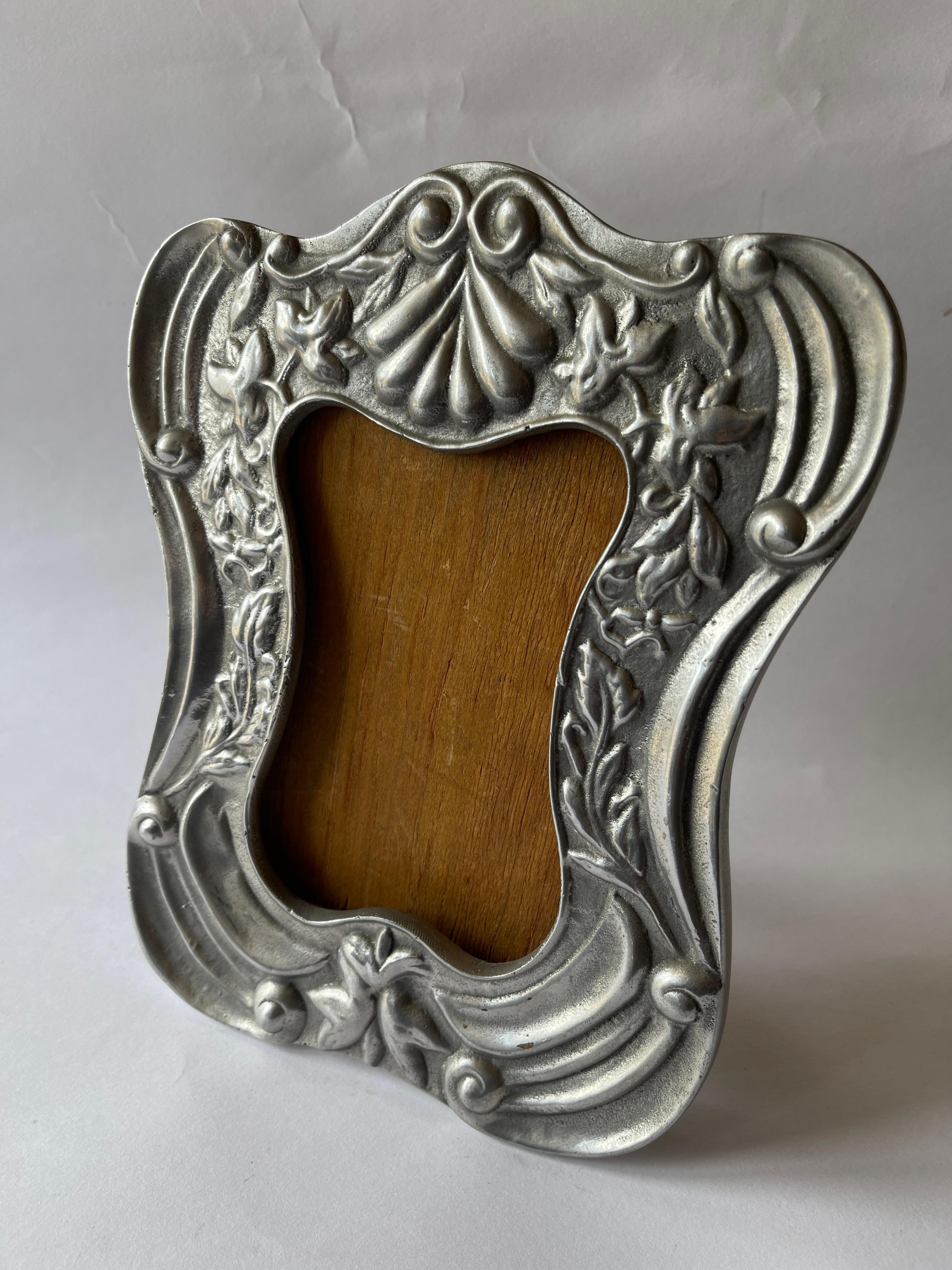 Portarretrato curvo de diseño colonial español de estaño mexicano de los años 80 en Bueno estado para la venta en New York, NY
