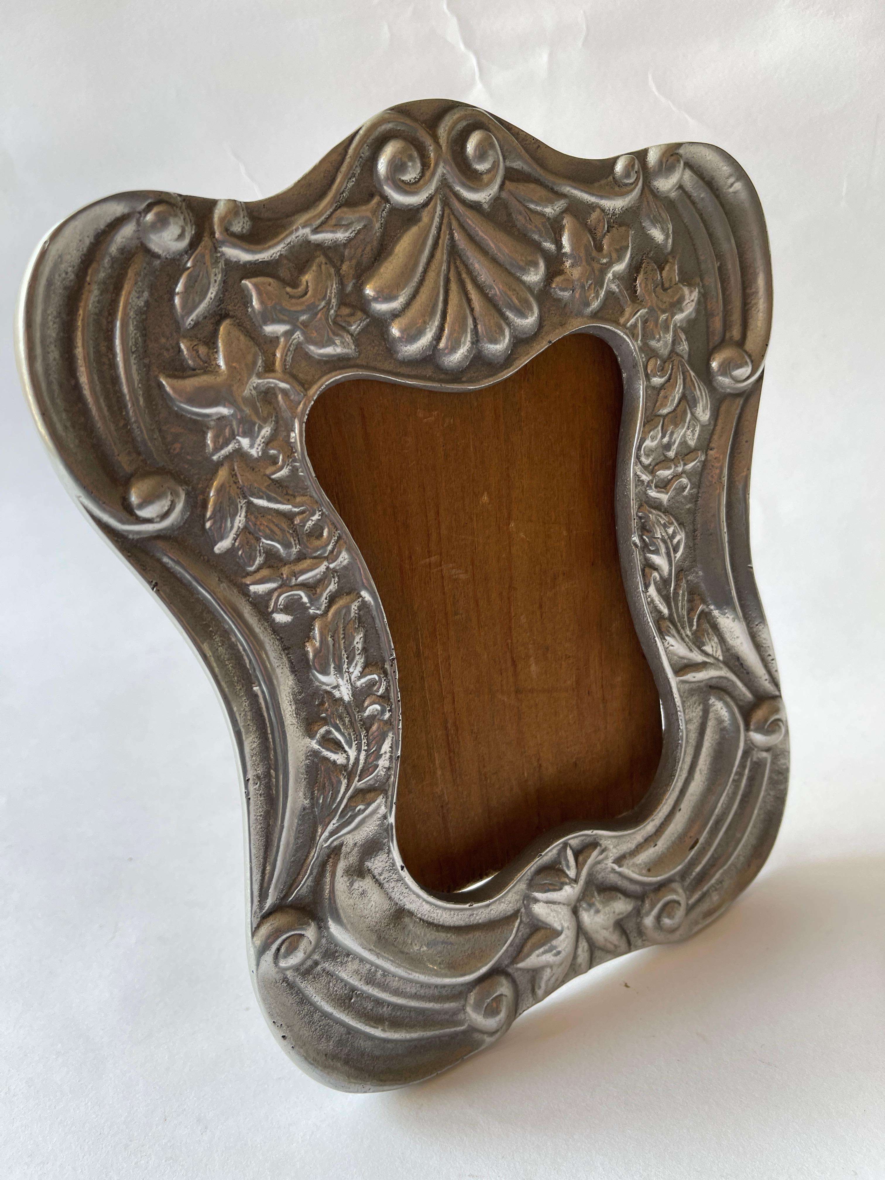 Portarretrato curvo de diseño colonial español de estaño mexicano de los años 80 siglo XX en venta