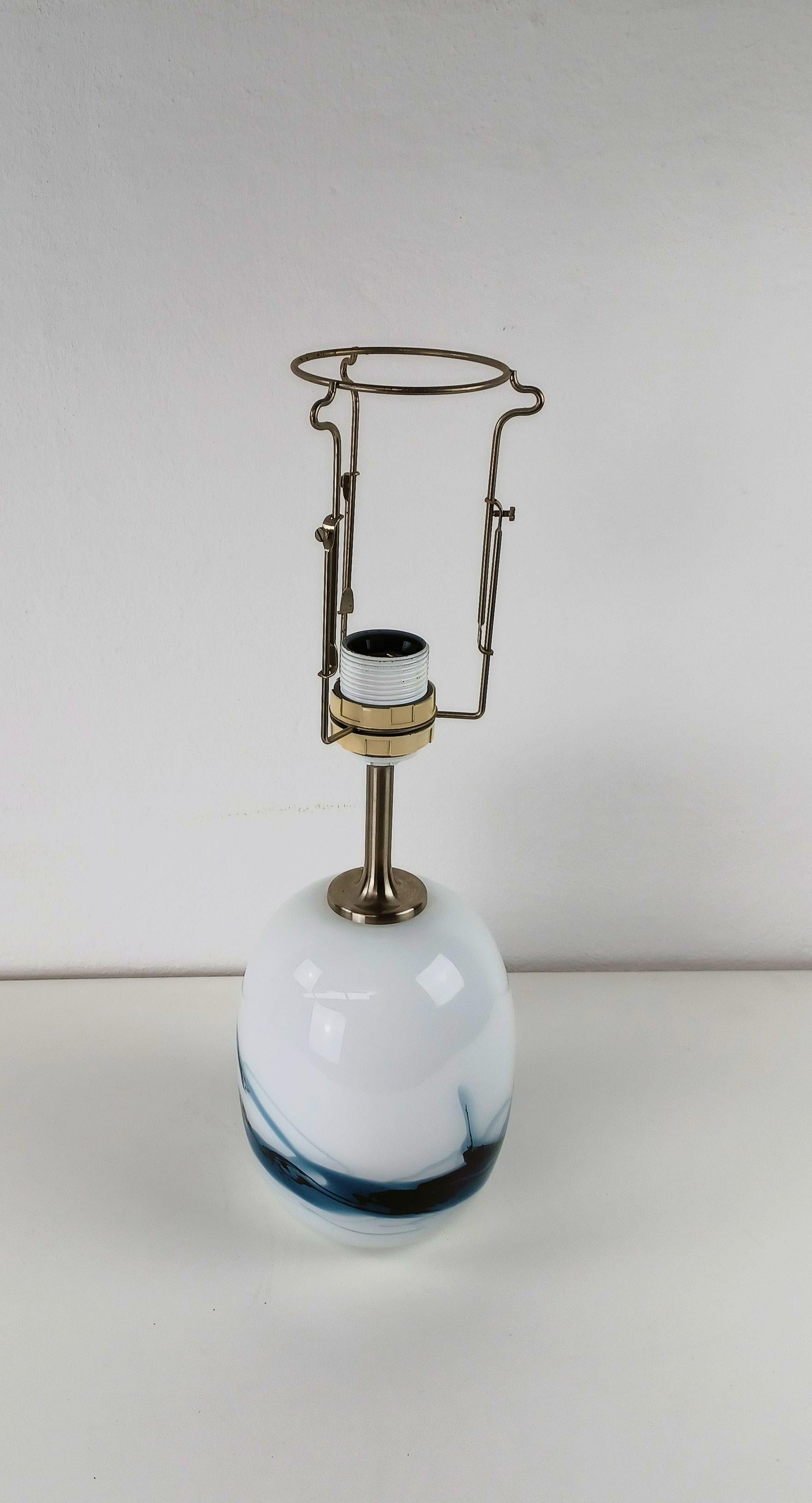 Lampe de table en verre soufflé Sakura, Michael Bang, 1980

La lampe de table a été conçue en 1984 par Mickael Bang pour Holmegaard Glass et est en très bon état.

La hauteur de la lampe de table va jusqu'à l'endroit où commence la douille.