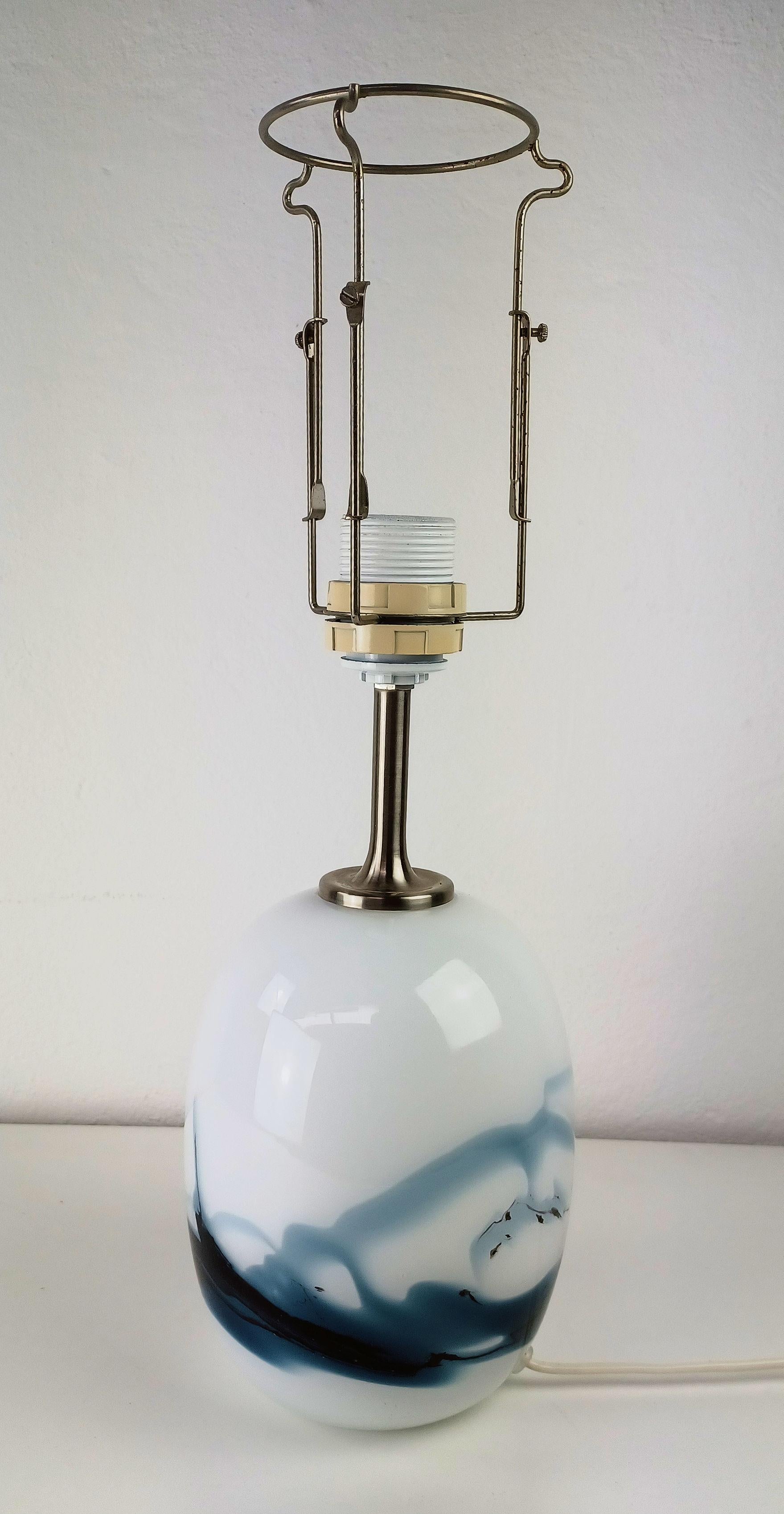 1980's Michael Bang Sakura Tischlampe aus mundgeblasenem Glas (Dänisch) im Angebot