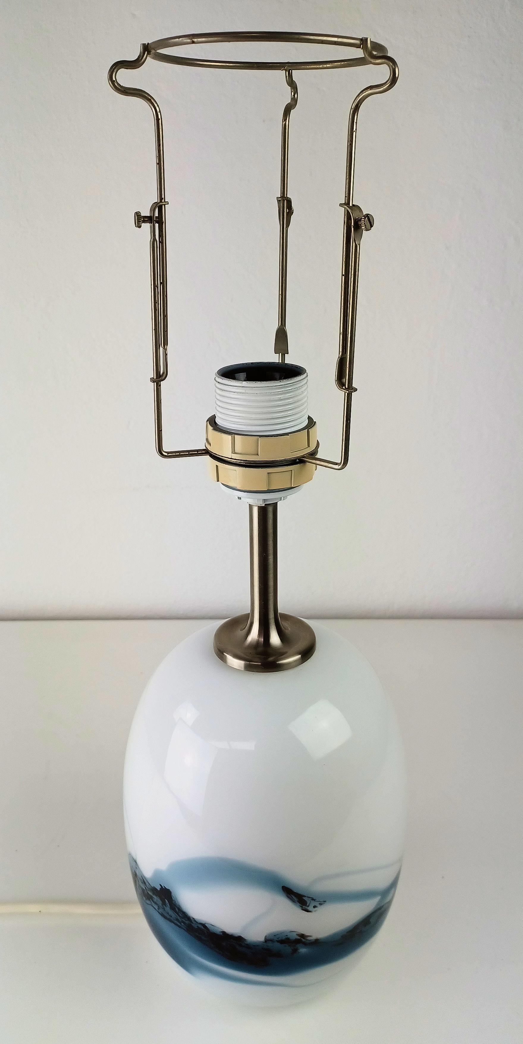 1980's Michael Bang Sakura Tischlampe aus mundgeblasenem Glas (Ende des 20. Jahrhunderts) im Angebot