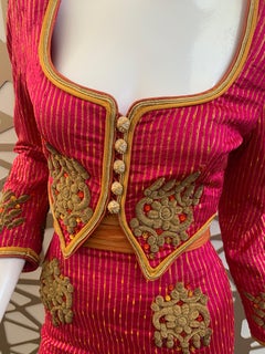 1980er Michael Casey 2-teiliger Minirock Anzug in Fuchsia mit Nadelstreifen und Goldband