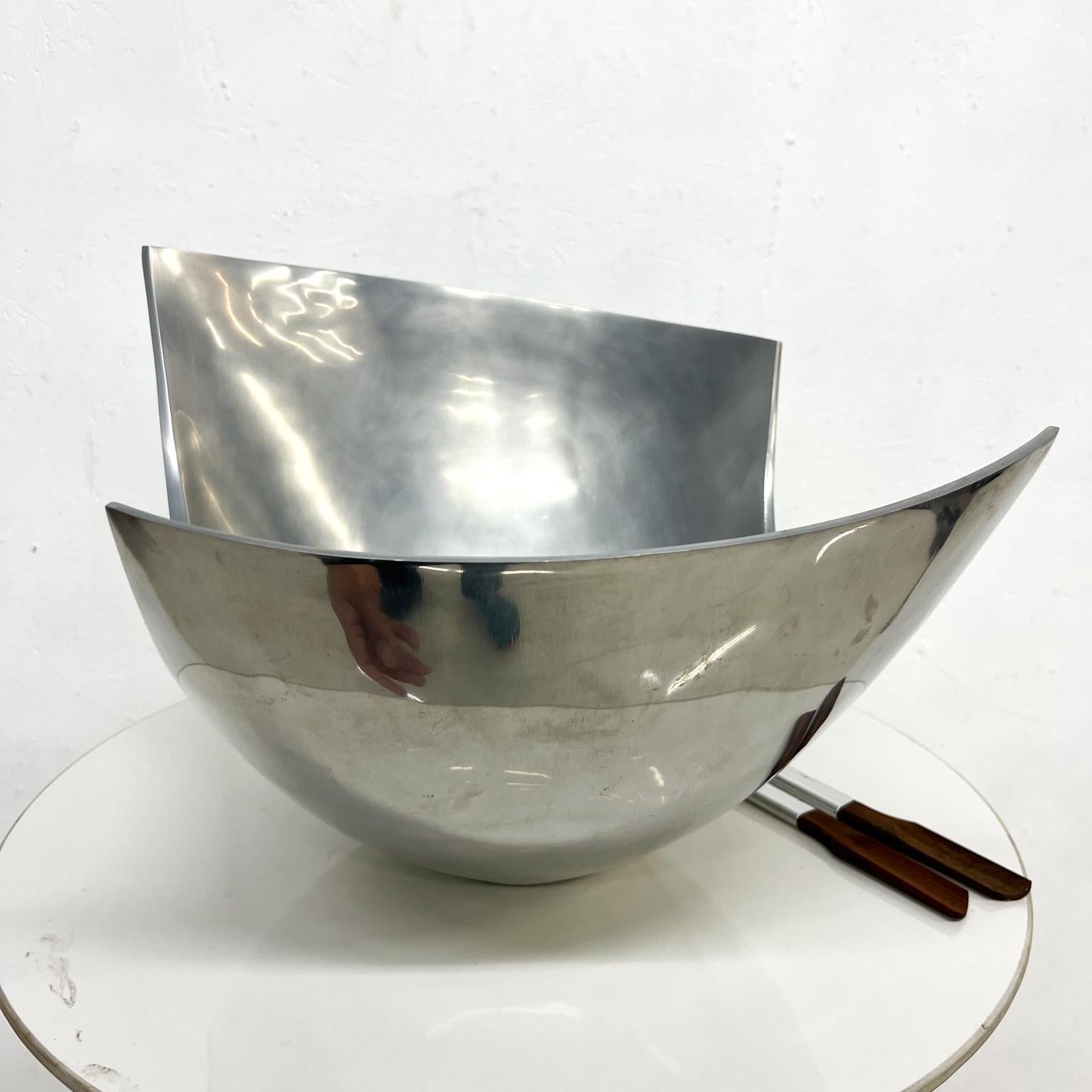 Fin du 20e siècle 1980s Michael Lax Design Polished Bowl Serving Set for Metaal en vente