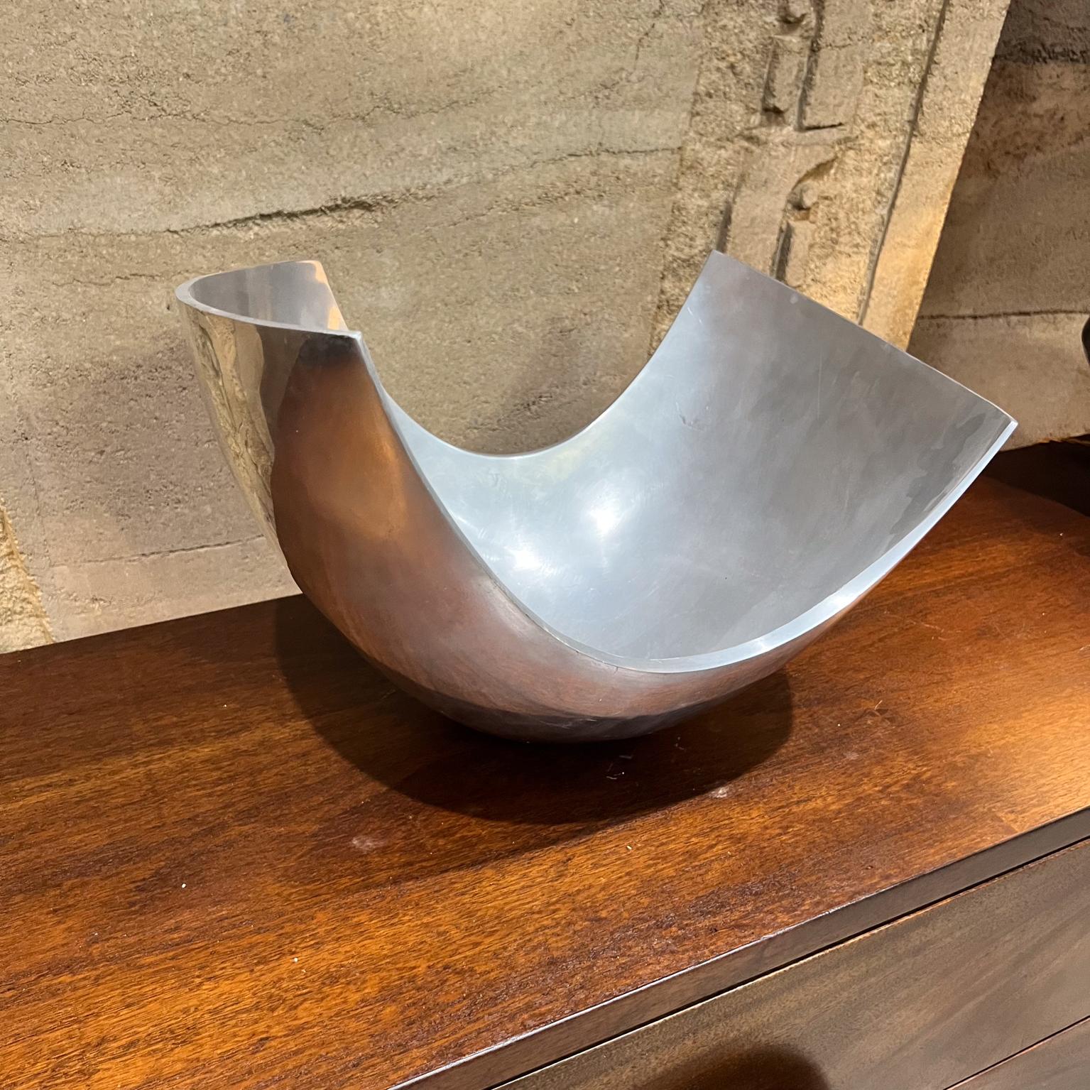 Large Sculptural Serving Bowl by Michael Lax Grainware for METAAL
Polished Aluminum
12 h x 18.5 w x 16.5 d
Preowned unrestored vintage condition
See images provided.