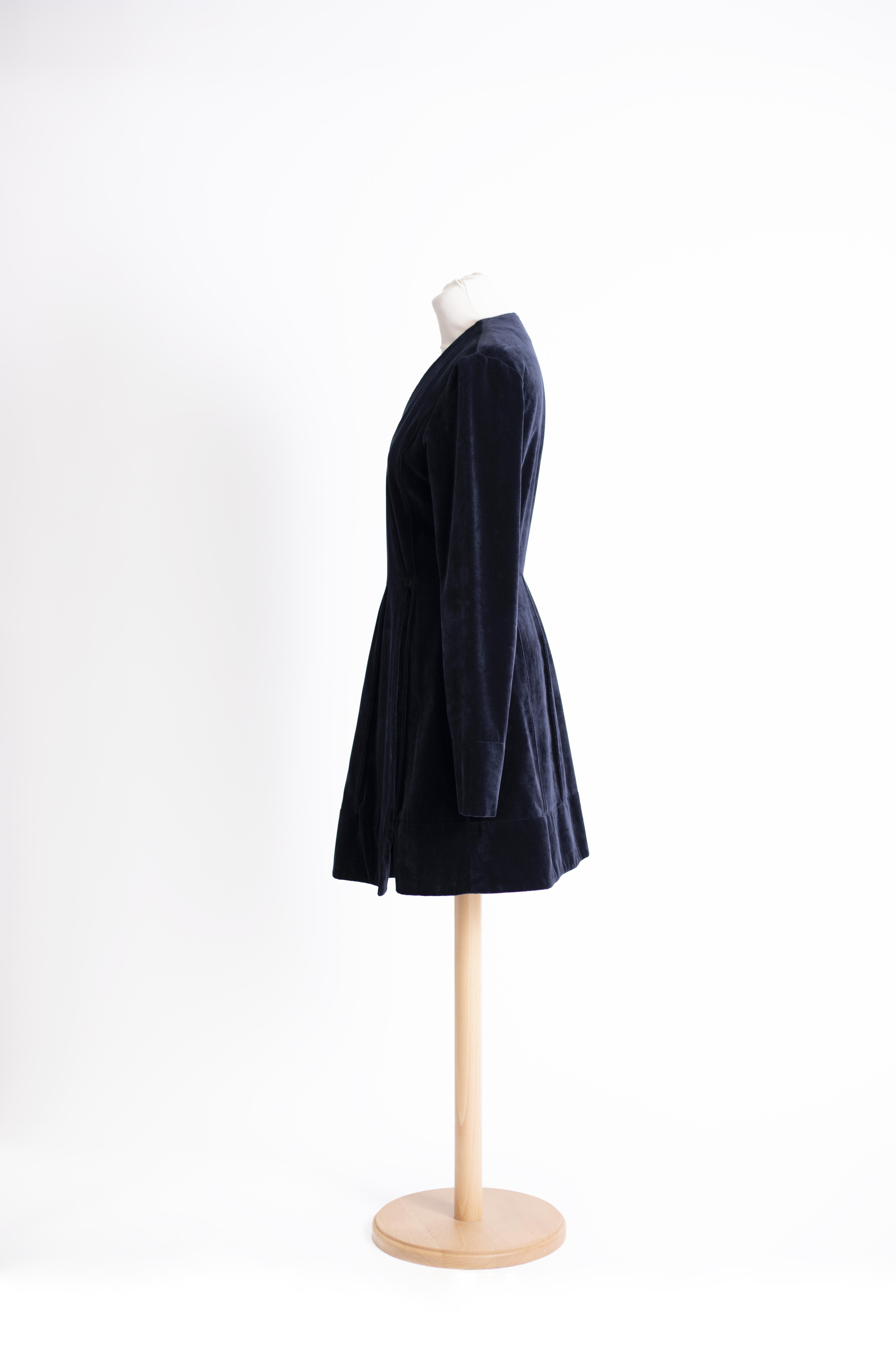 1980s Michel Klein Blue velvet dress with crossed 
V-neck and full skirt, long sleeves. Knee length. Button closure on the front.

Size IT : 40
Size USA: 6

MEASURES
Waist: 68 cm
Length  : 84 cm
Bust: 92 cm