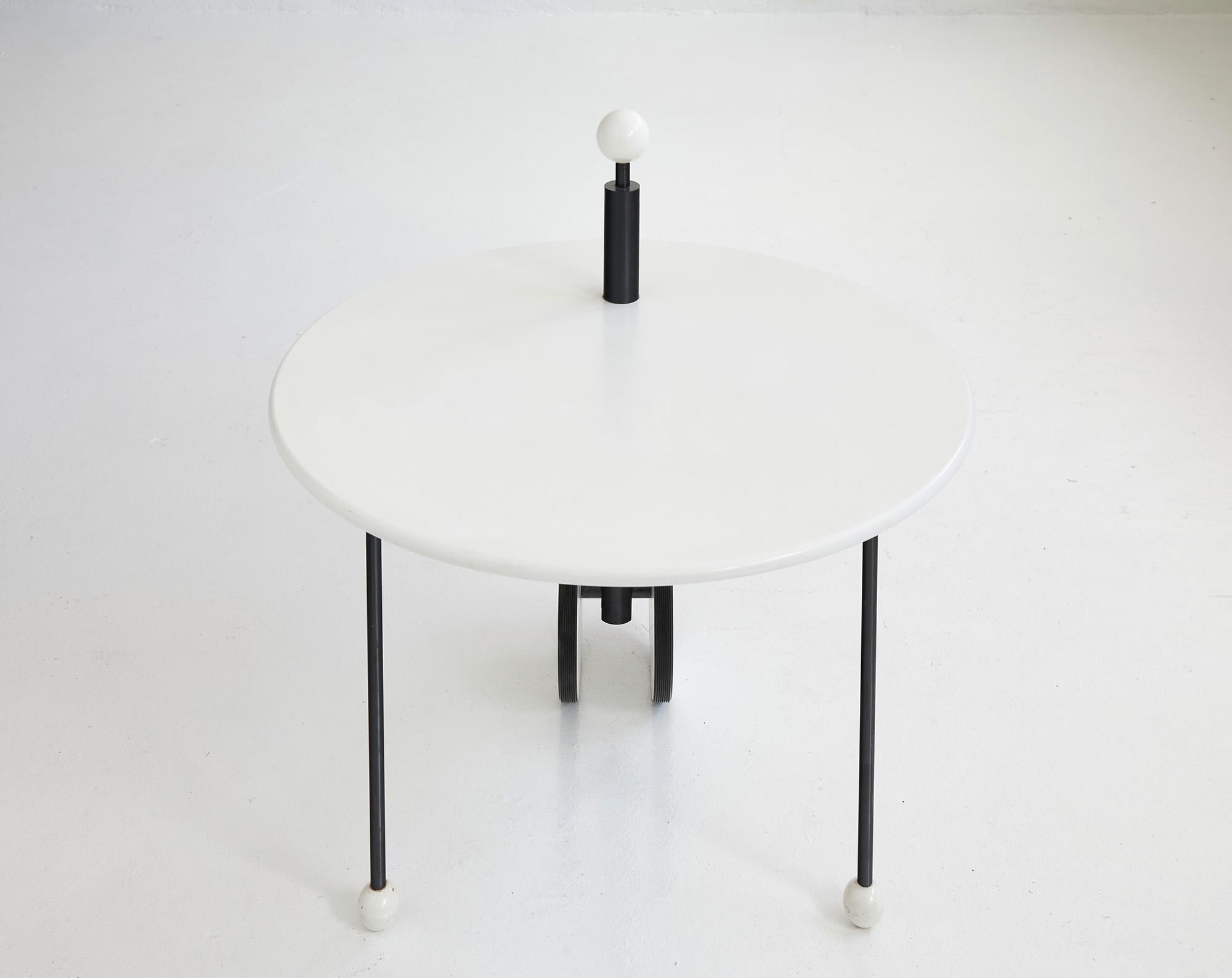 Laqué Table d'appoint Michele De Lucchi des années 1980 en vente