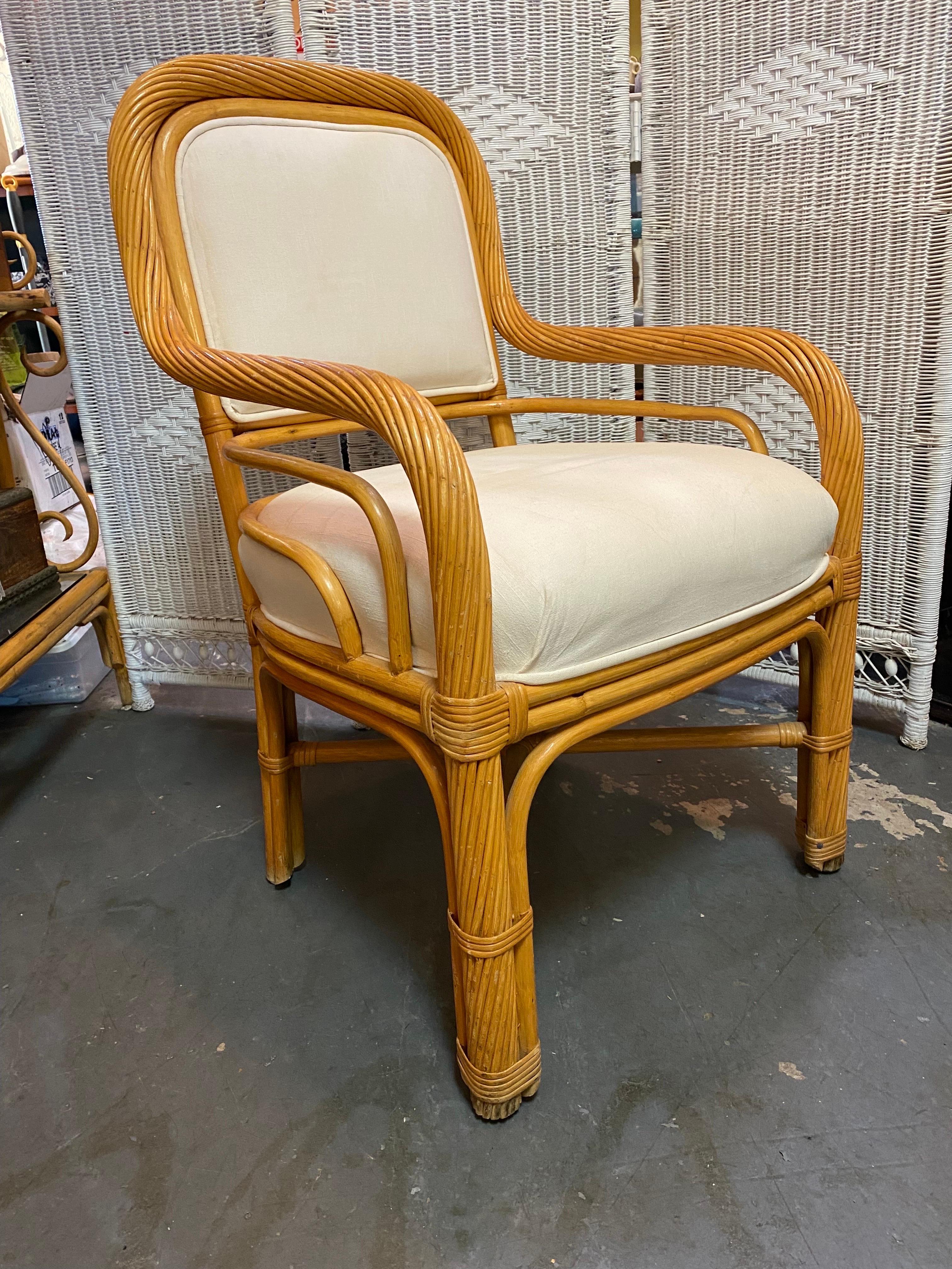 Schöner Beistellstuhl aus Rattan und Bambus im Stil der Jahrhundertmitte mit weißer Polsterung. Dies ist ein ausgezeichnetes Boho-Chic-Möbelstück, das sich gut als Beistellstuhl in Ihrem Haus oder als Terrassenstuhl im Freien eignet.

Dieser Stuhl
