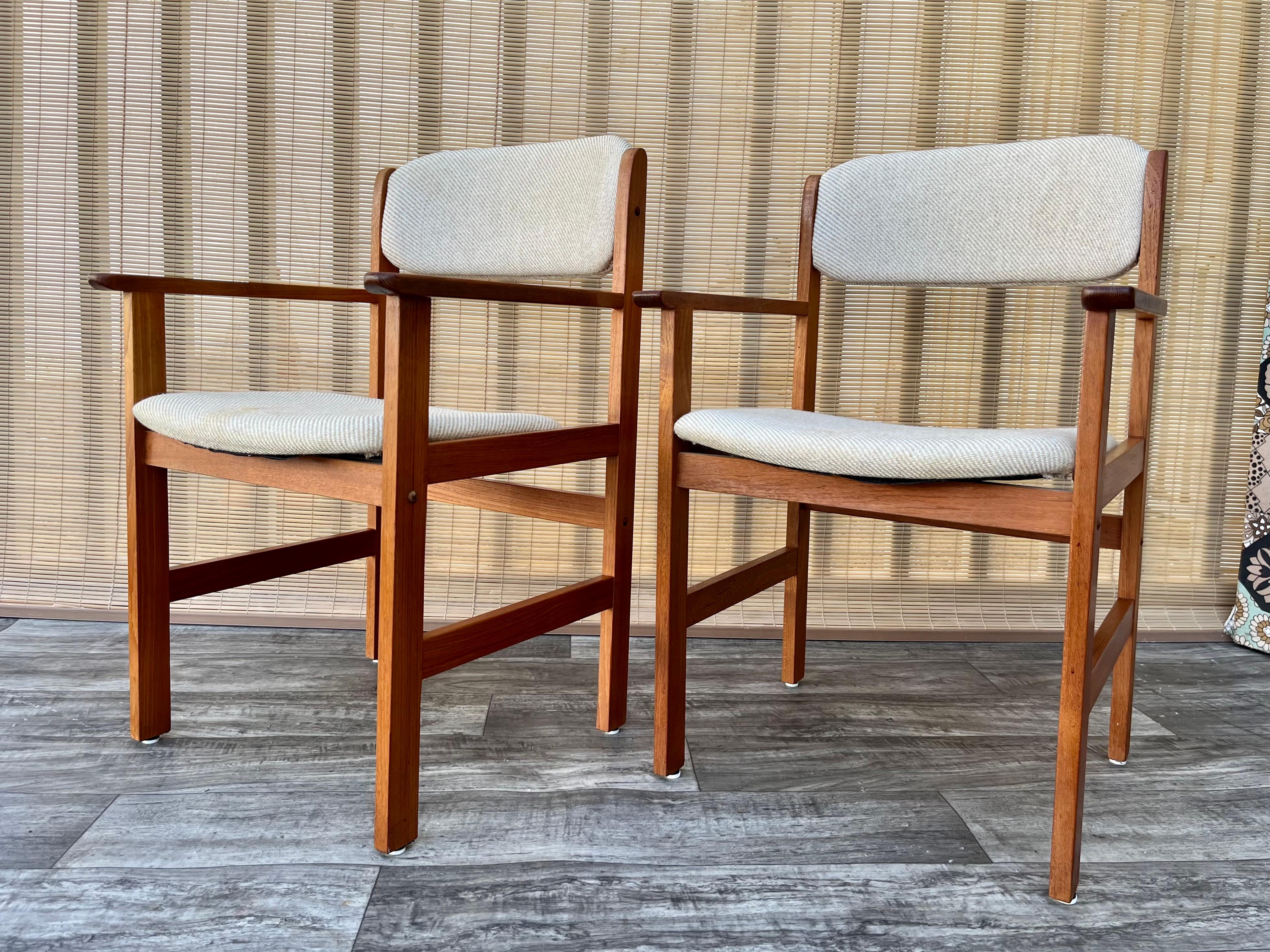 1980s Mid-Century Danish Modern Style Captain Chairs by Benny Linden Design. In Good Condition For Sale In Miami, FL