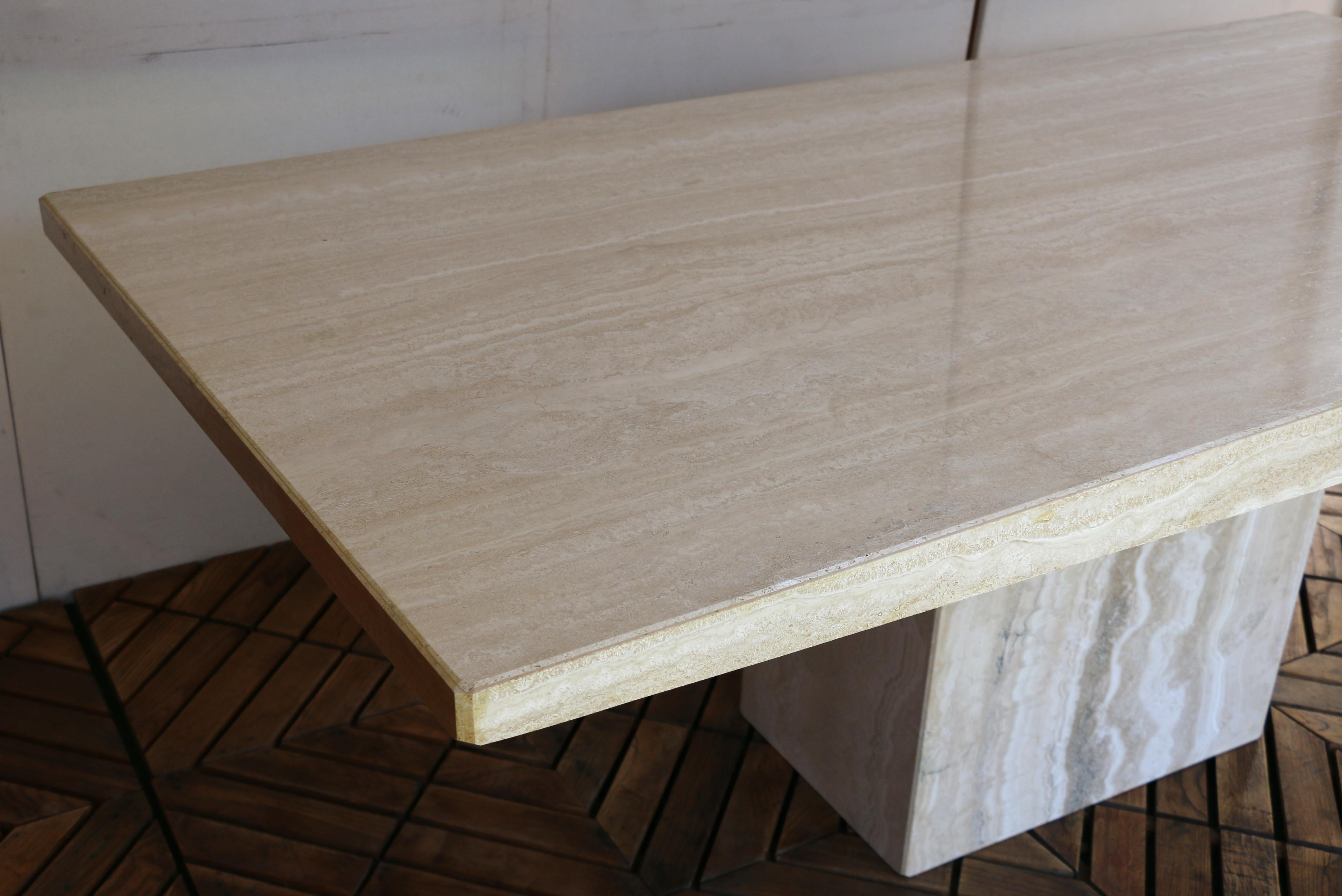 1980 Mid-Century Italian Postmodern Table de salle à manger en marbre beige en vente 3