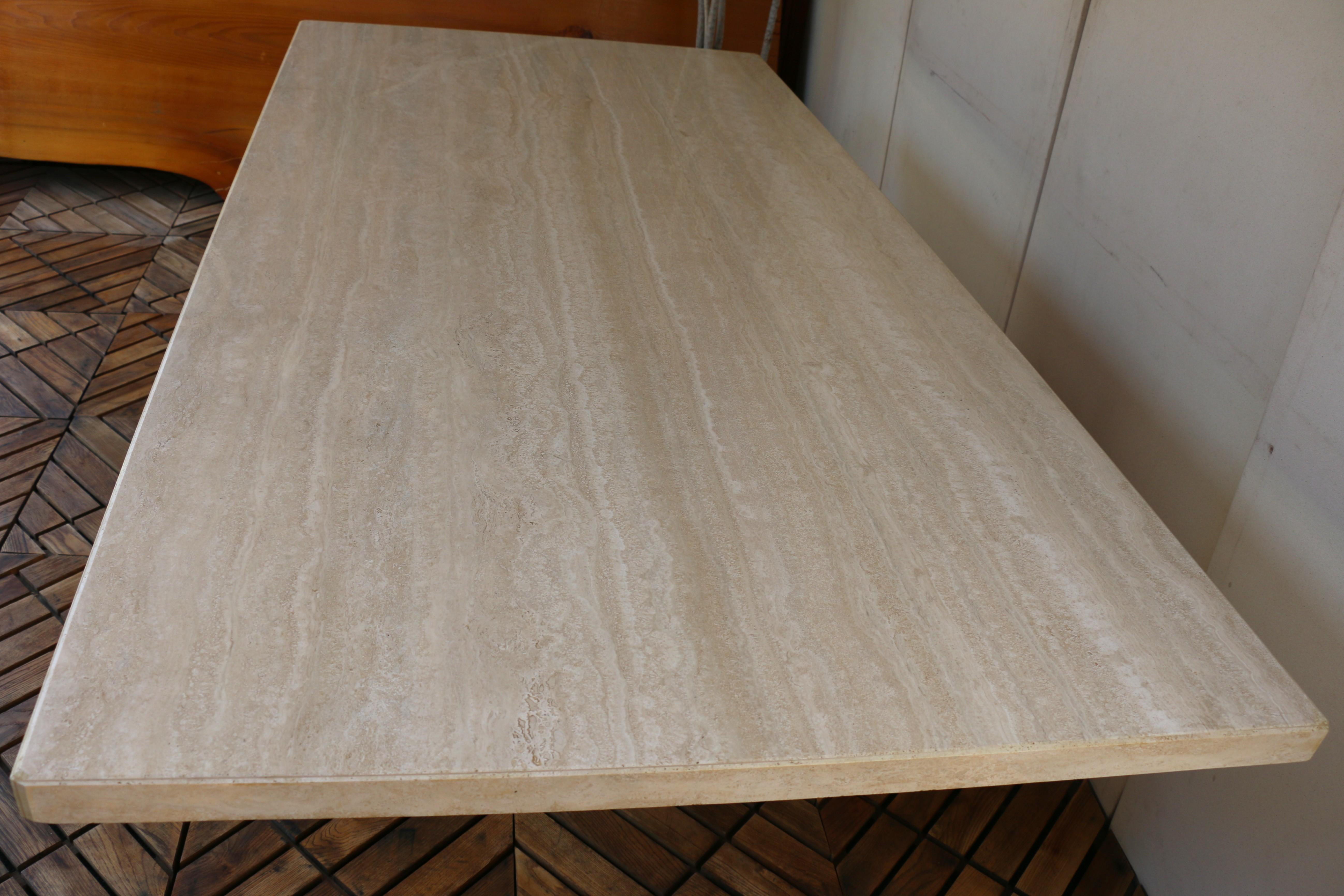 1980 Mid-Century Italian Postmodern Table de salle à manger en marbre beige en vente 4