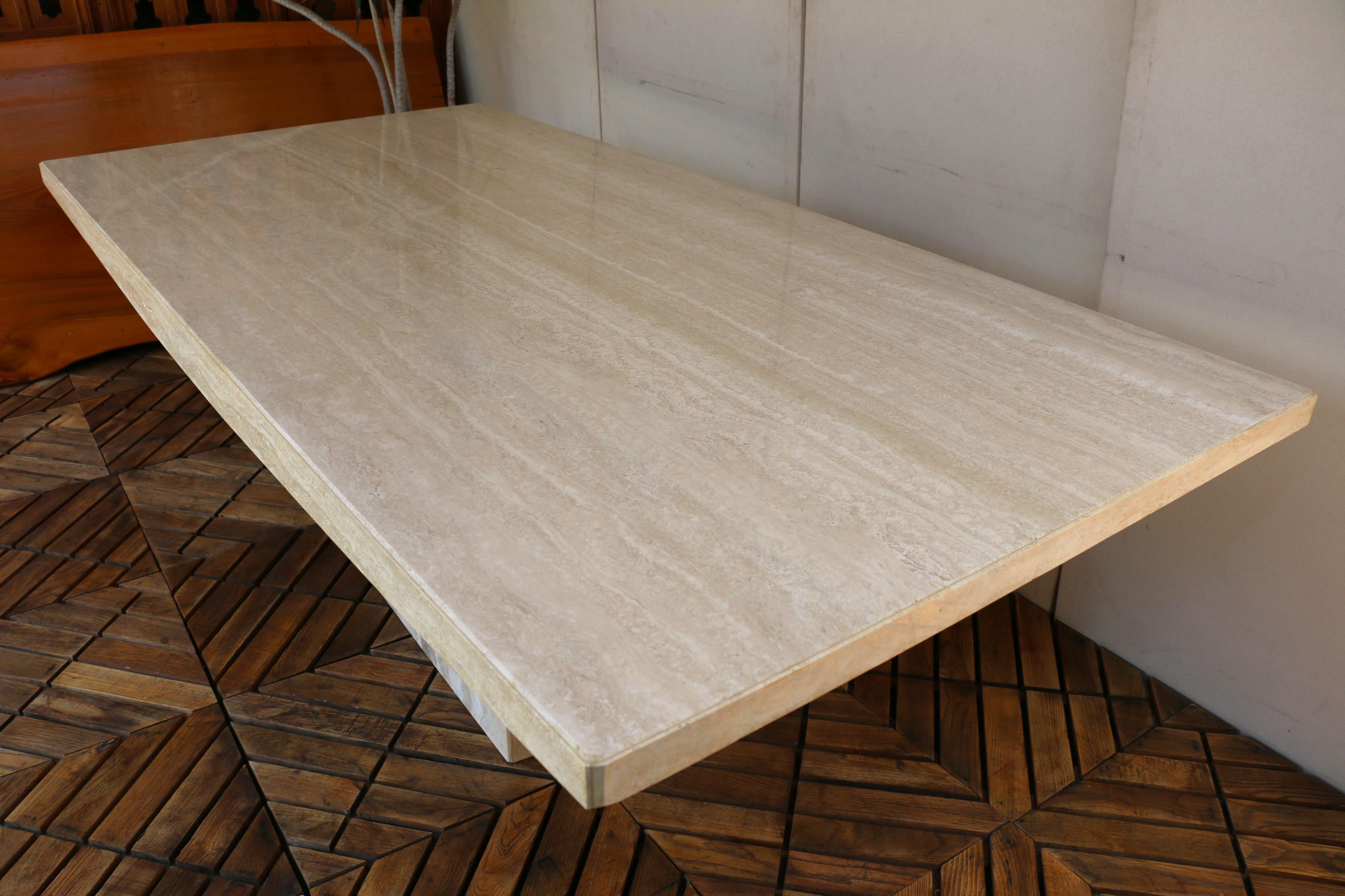 1980 Mid-Century Italian Postmodern Table de salle à manger en marbre beige en vente 5