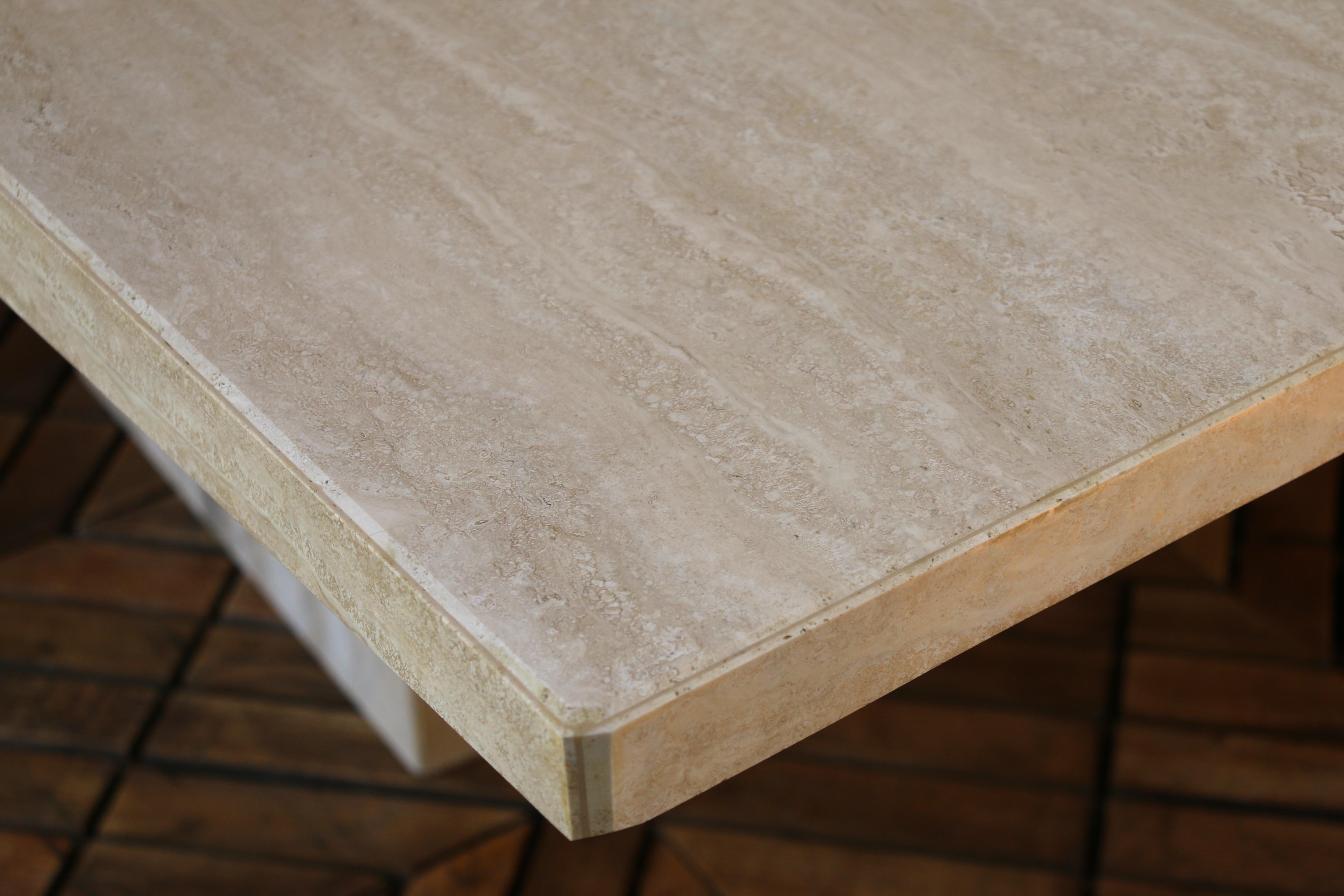 1980 Mid-Century Italian Postmodern Table de salle à manger en marbre beige en vente 6