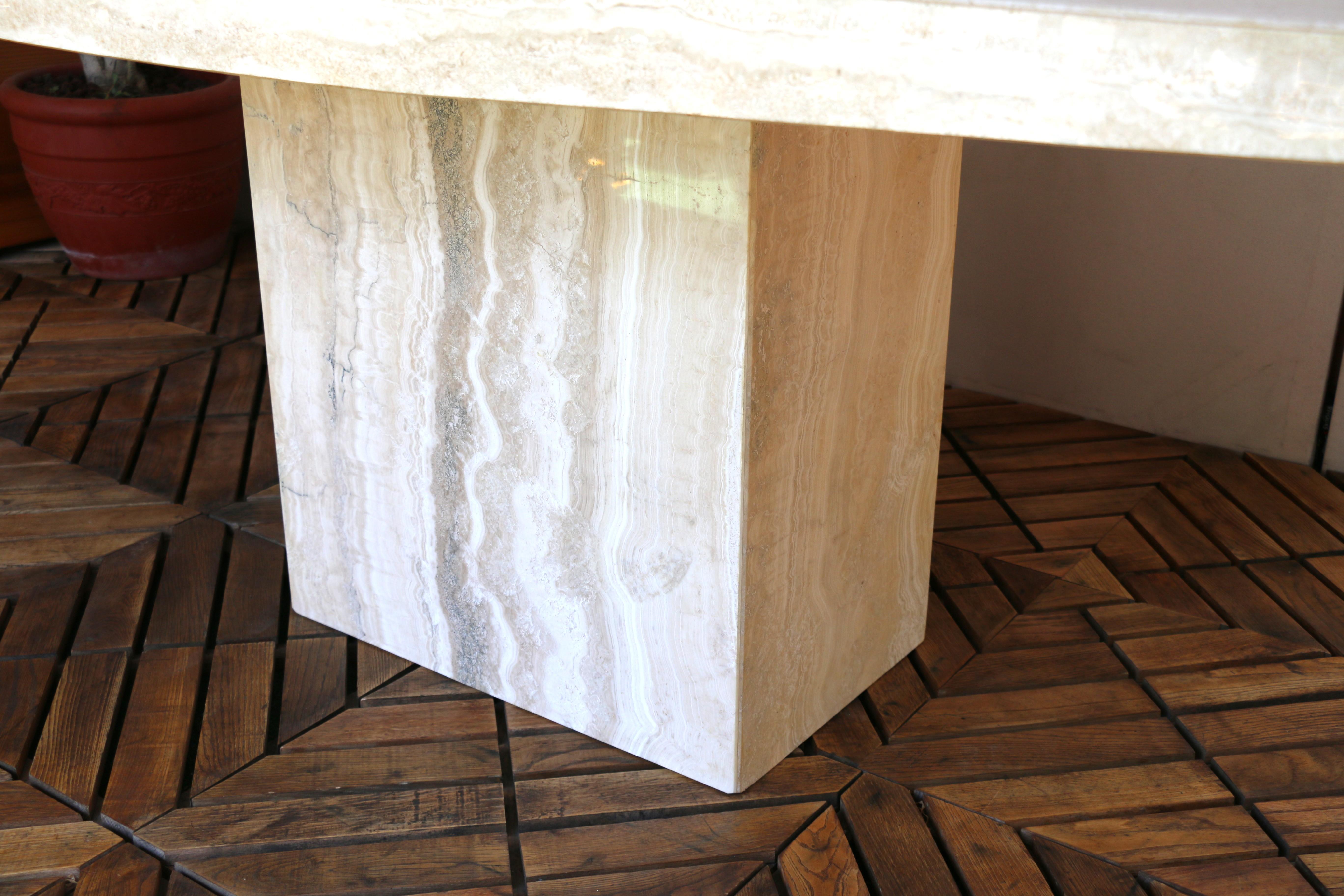 1980 Mid-Century Italian Postmodern Table de salle à manger en marbre beige en vente 9