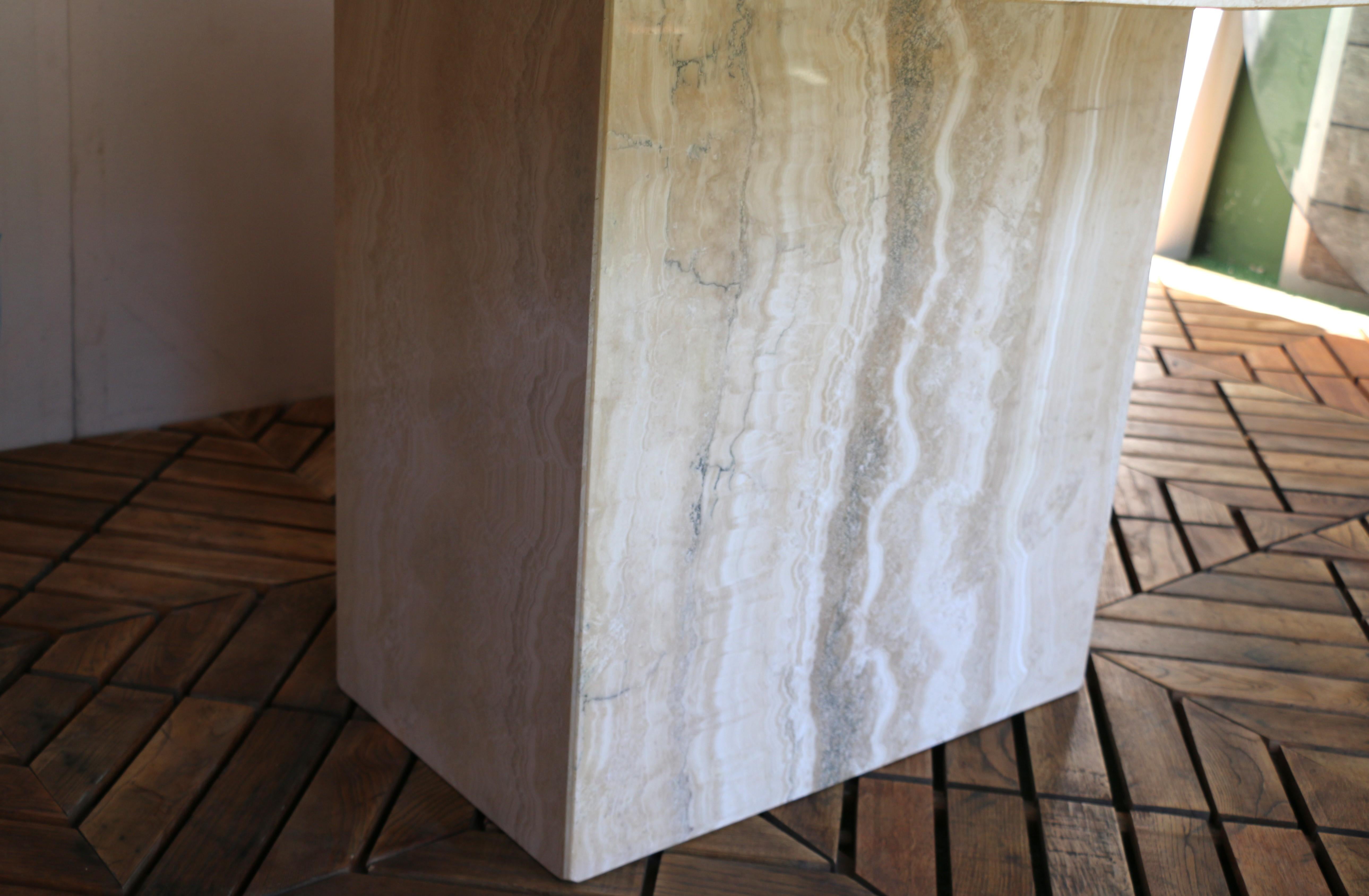 1980 Mid-Century Italian Postmodern Table de salle à manger en marbre beige en vente 11