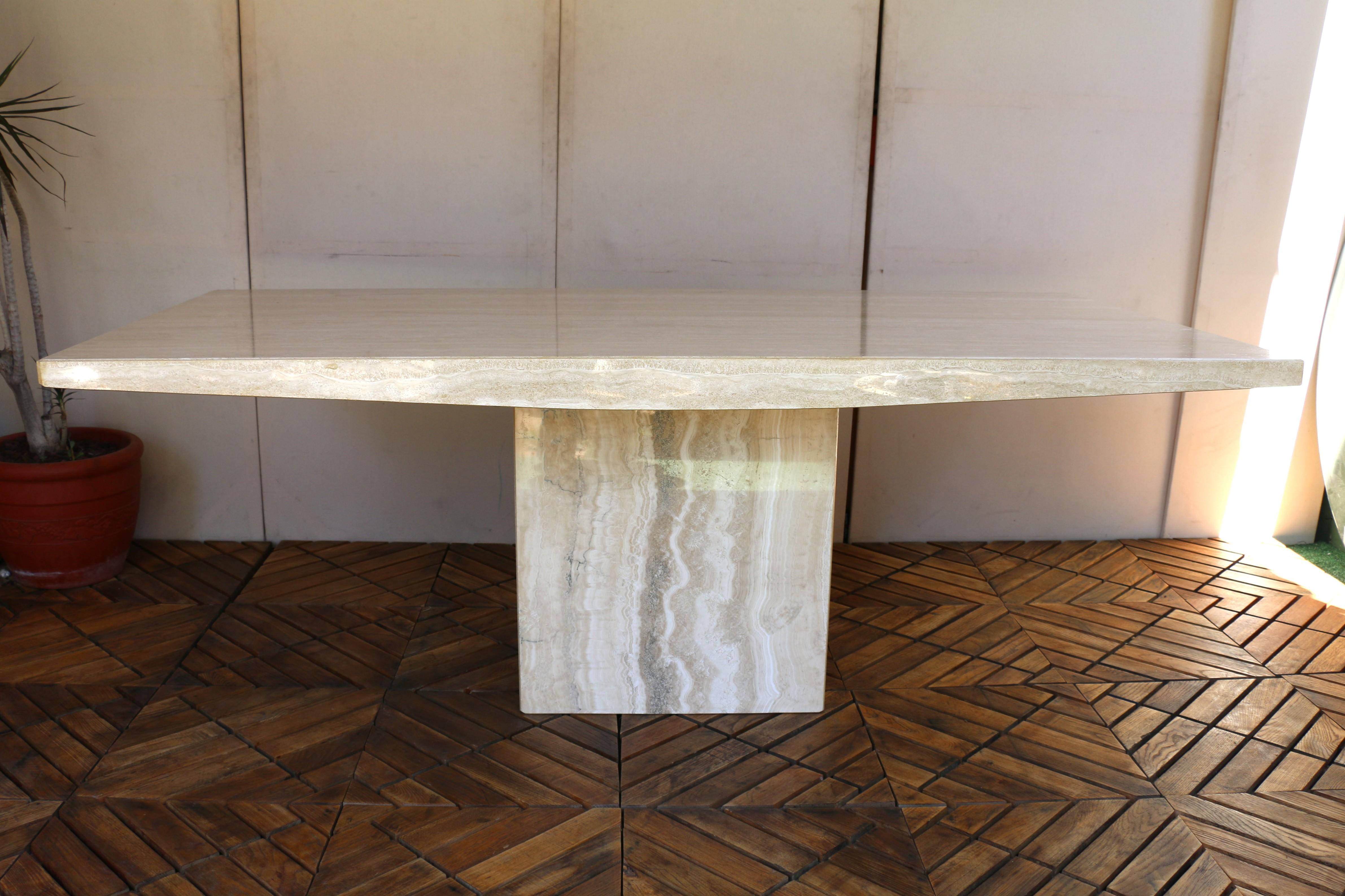 Postmoderne 1980 Mid-Century Italian Postmodern Table de salle à manger en marbre beige en vente