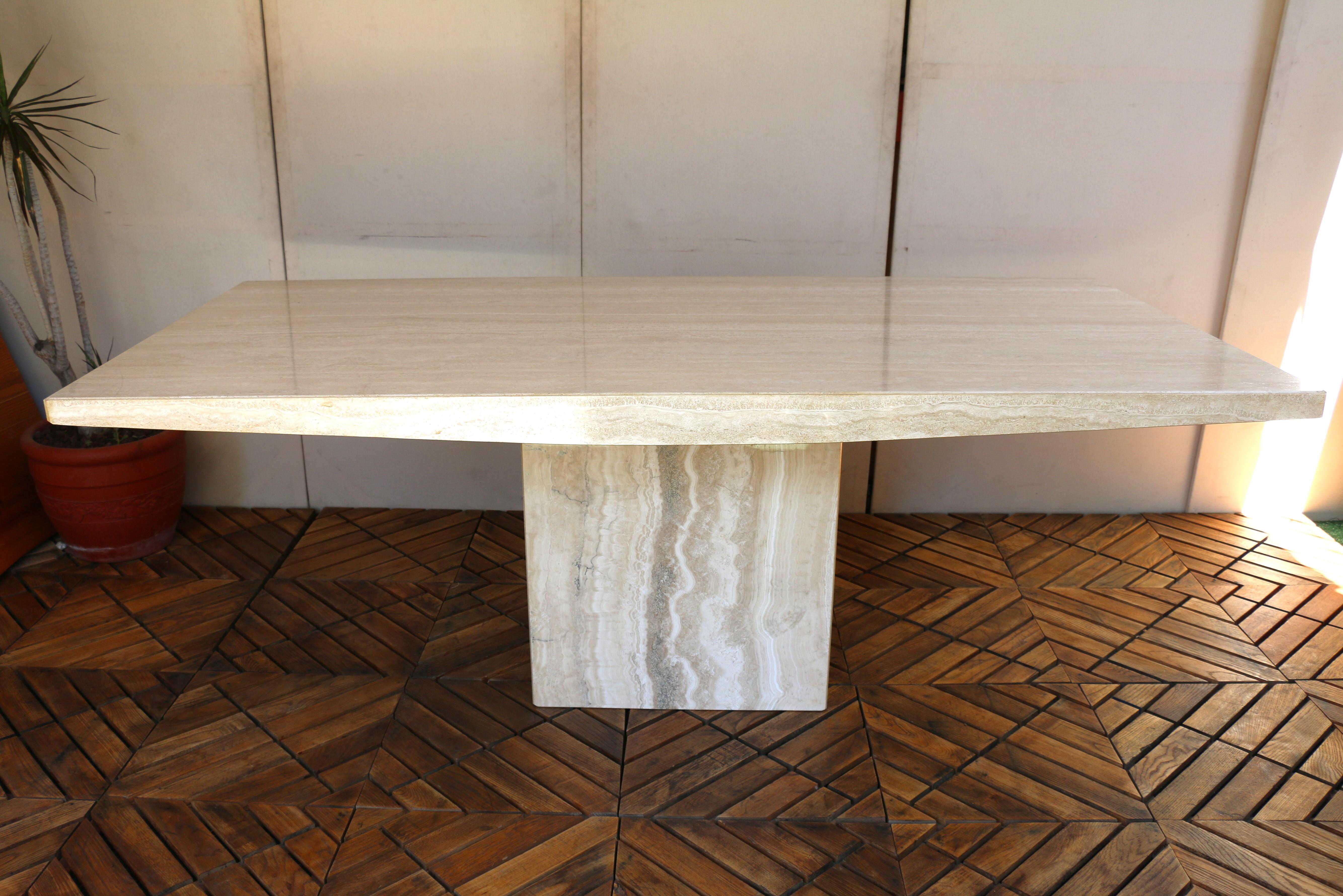 italien 1980 Mid-Century Italian Postmodern Table de salle à manger en marbre beige en vente