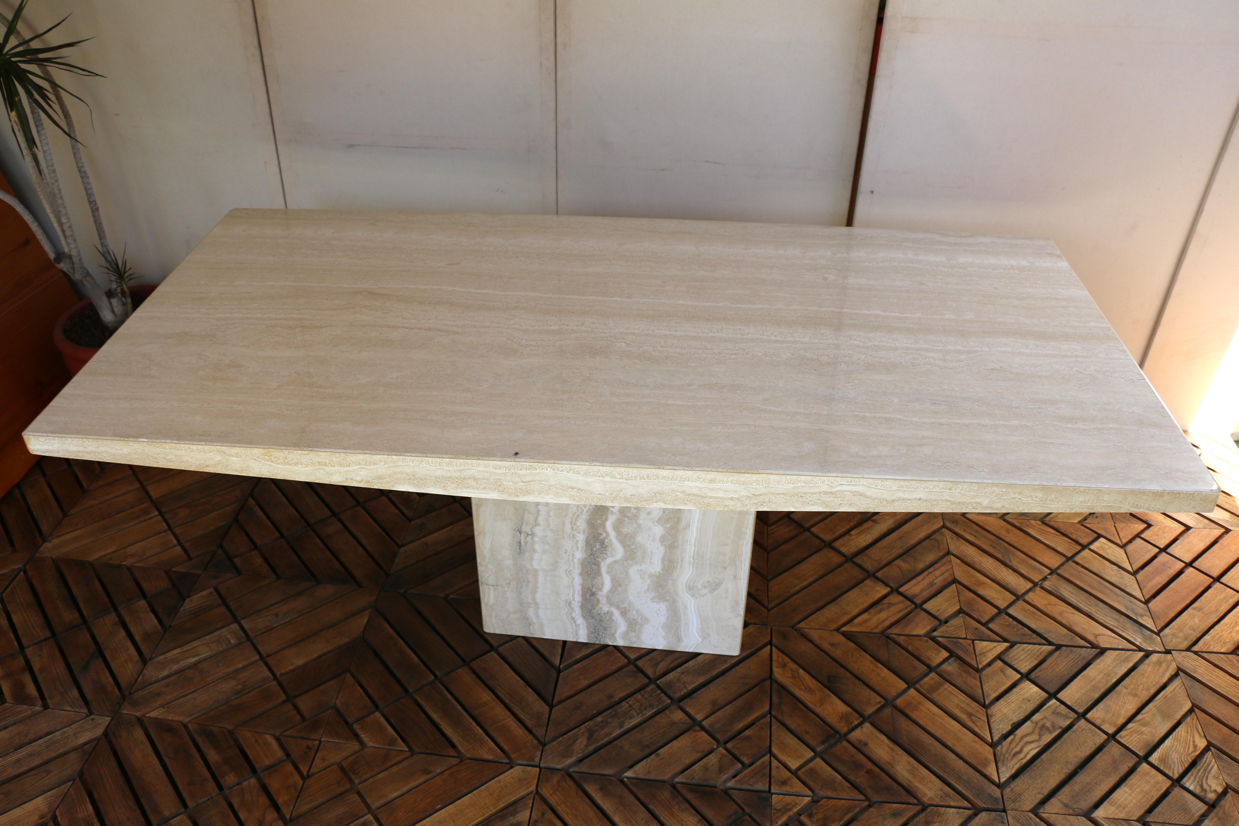 Fin du 20e siècle 1980 Mid-Century Italian Postmodern Table de salle à manger en marbre beige en vente