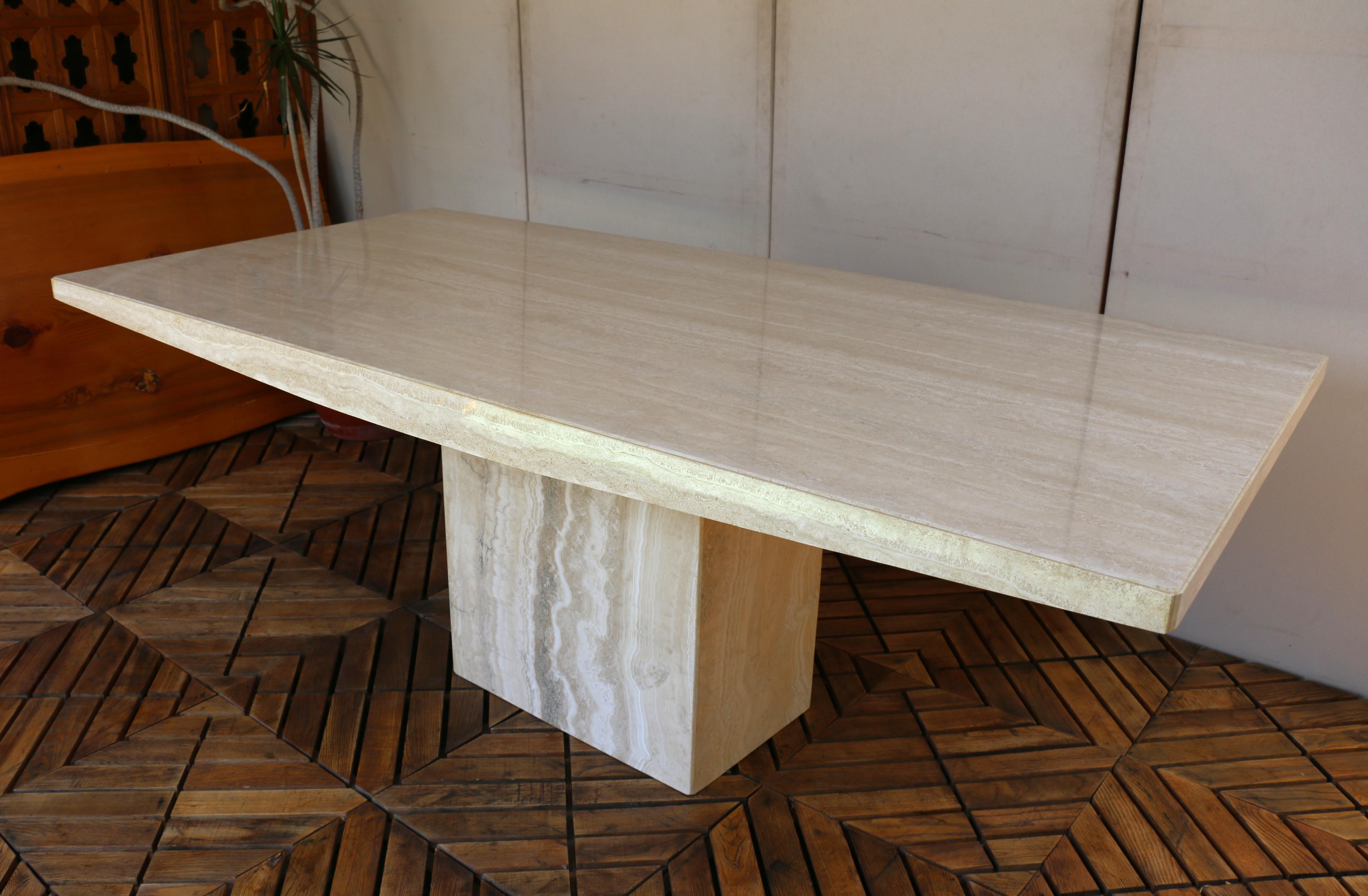 Marbre 1980 Mid-Century Italian Postmodern Table de salle à manger en marbre beige en vente