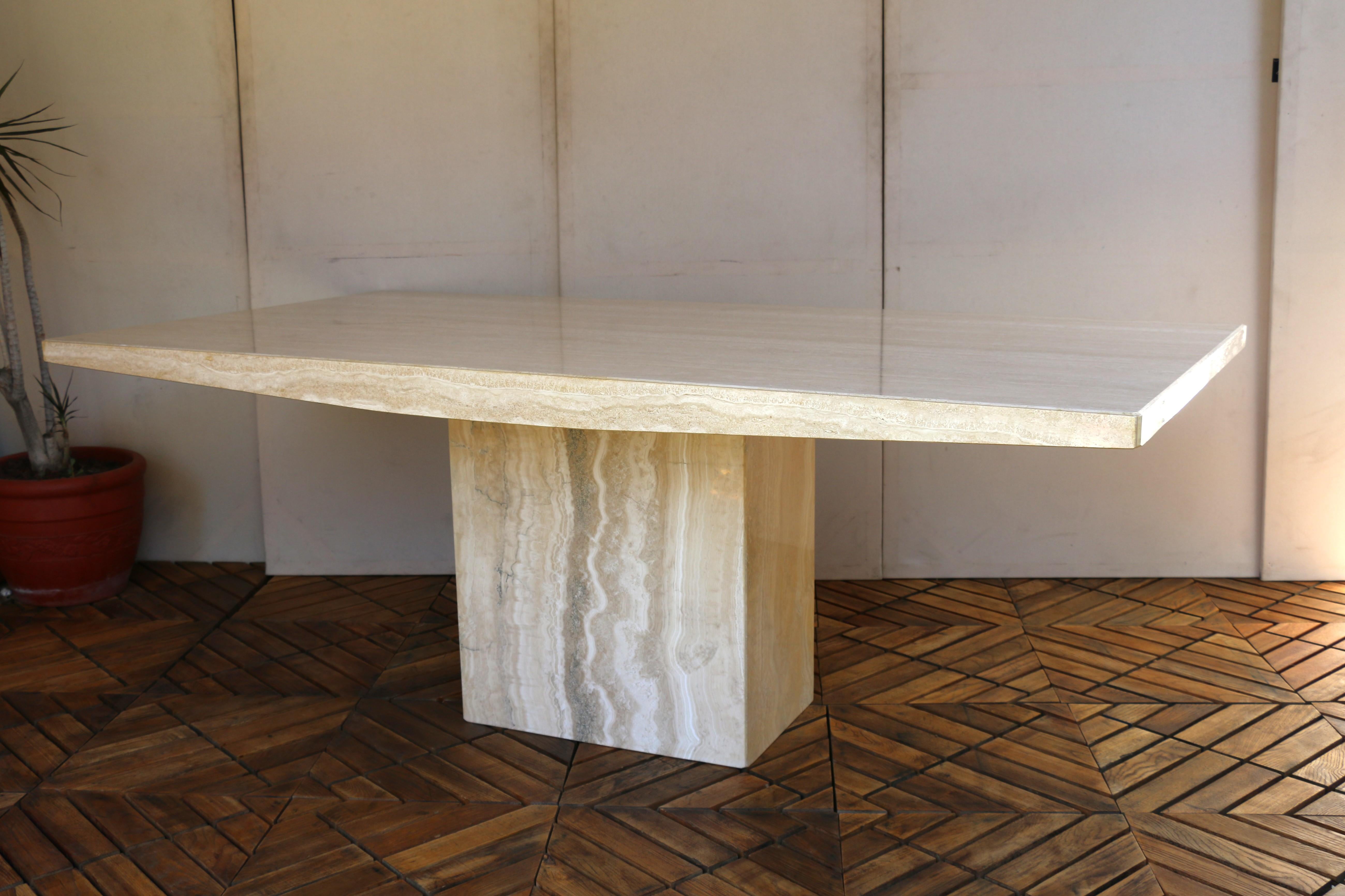 1980 Mid-Century Italian Postmodern Table de salle à manger en marbre beige en vente 1