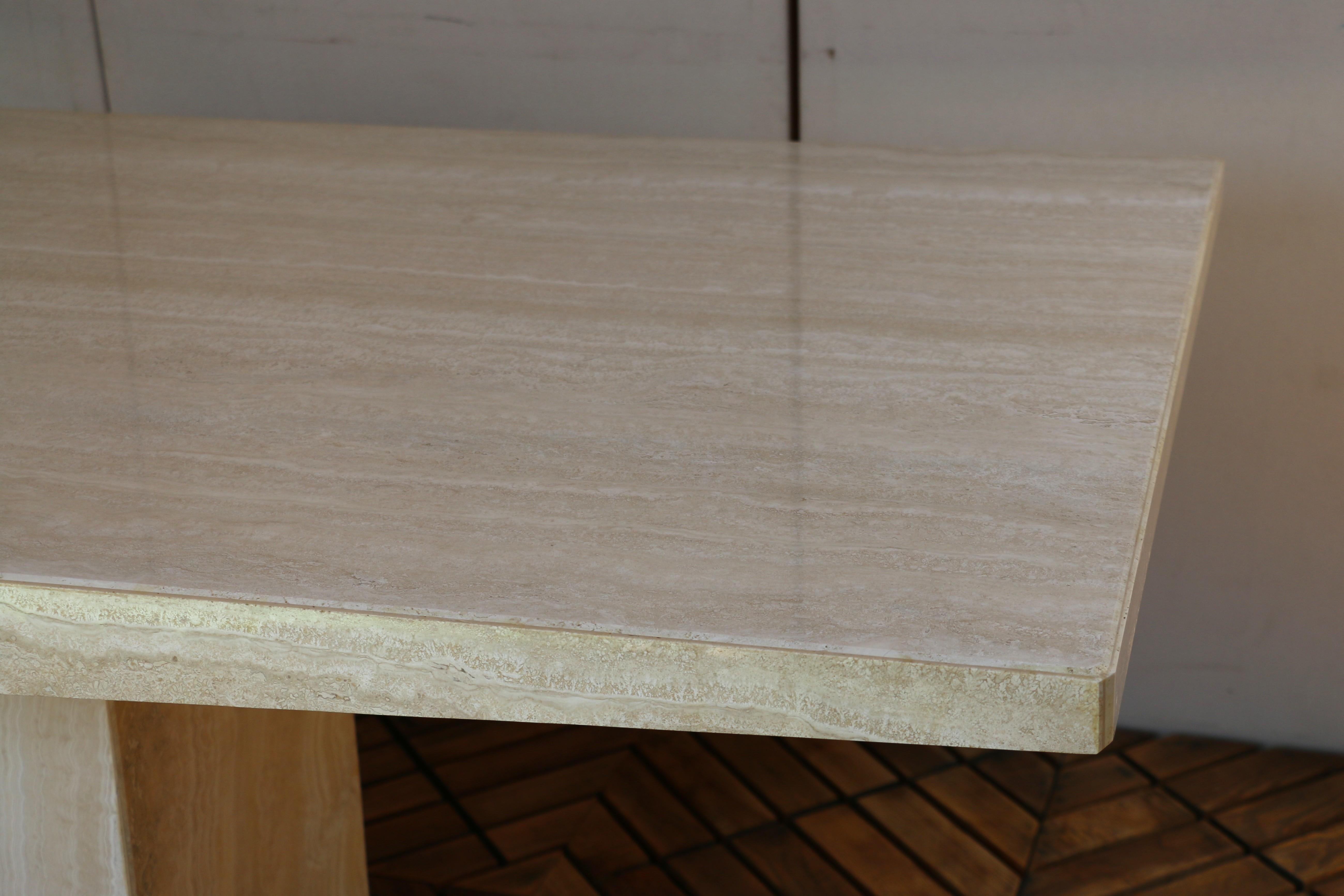 1980 Mid-Century Italian Postmodern Table de salle à manger en marbre beige en vente 2