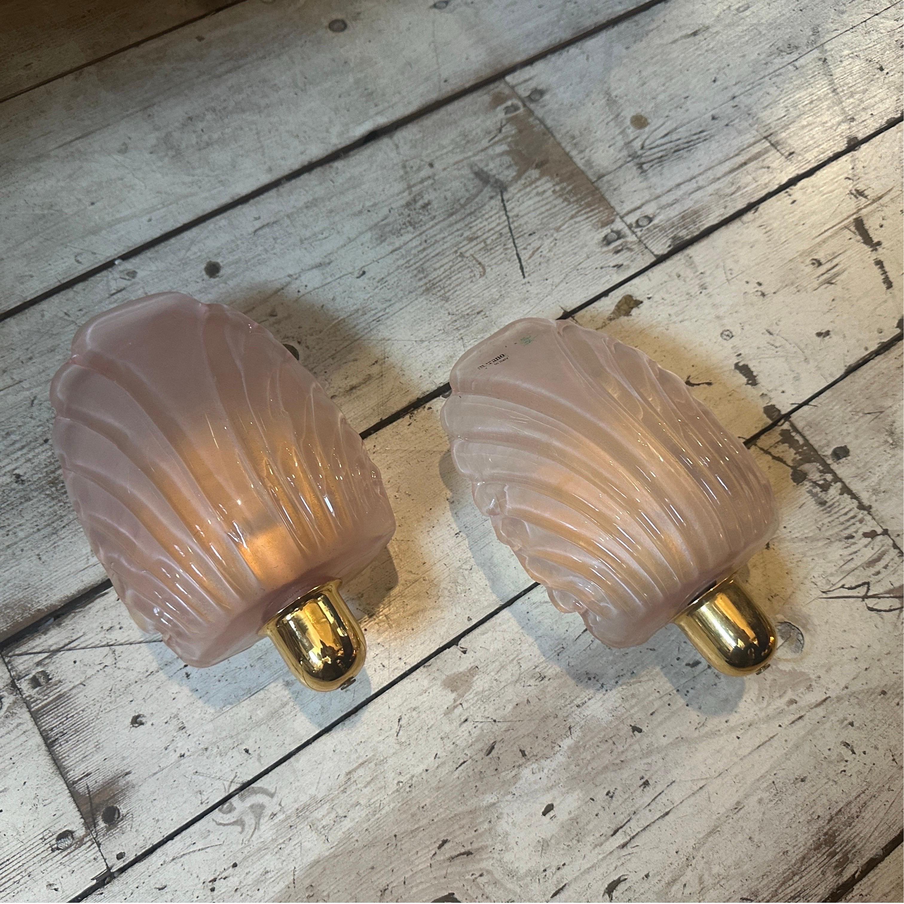 1980s Mid-century Modern Brass and Shell Shaped Pink Murano Glass Wall Sconces In Excellent Condition In Aci Castello, IT