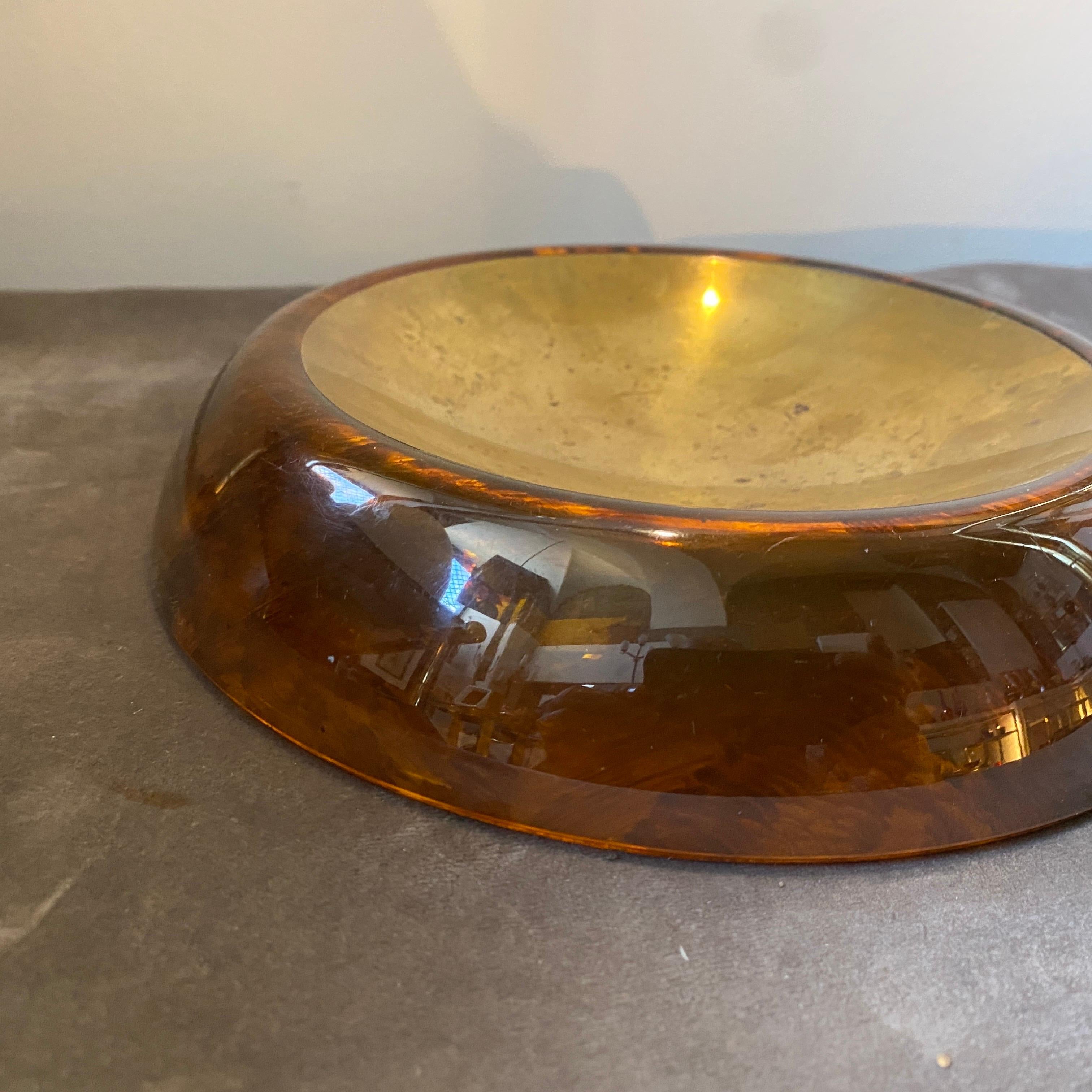 1980s Mid-Century Modern Fake Tortoise Lucite and Brass Italian Ashtray In Good Condition In Aci Castello, IT