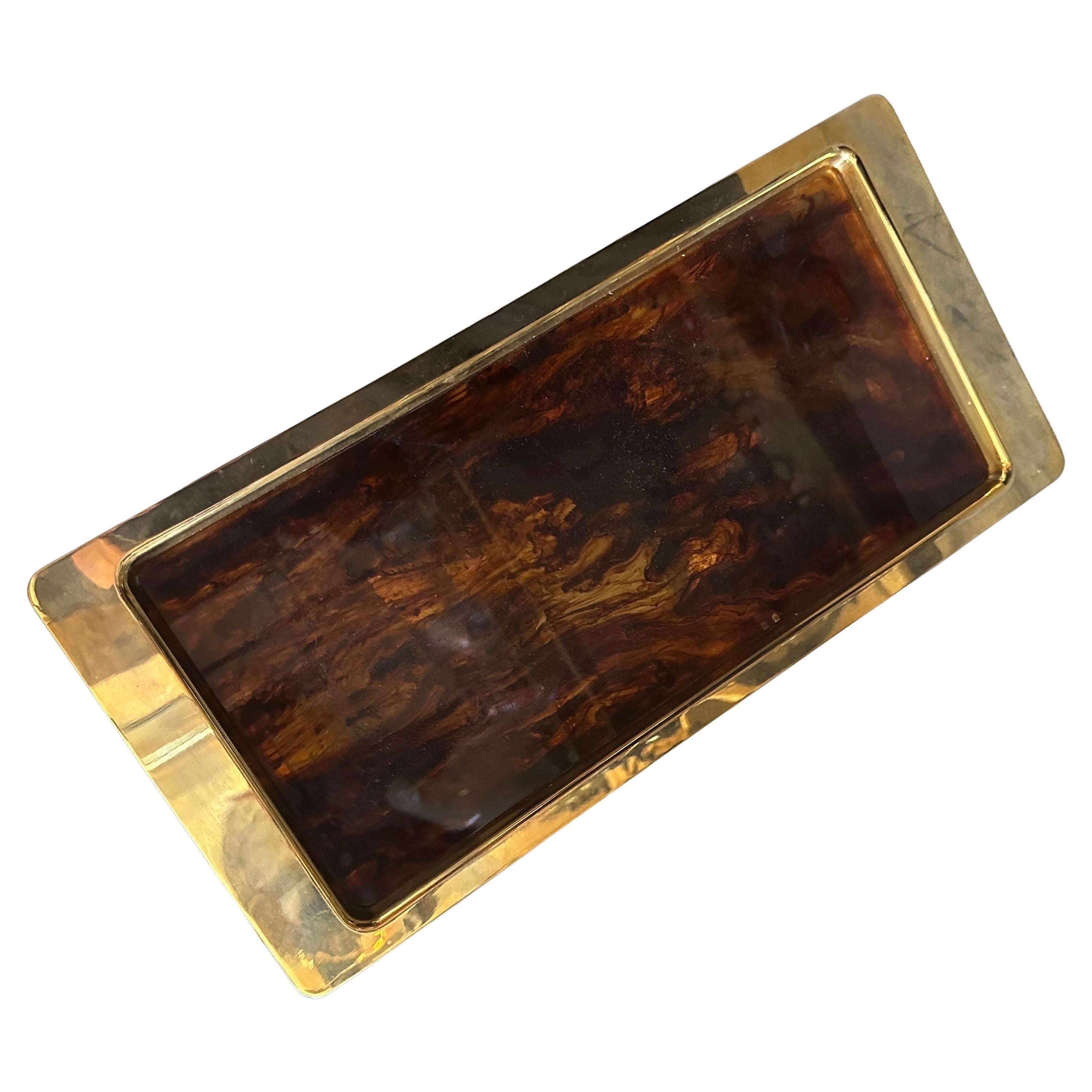 Un finto vassoio rettangolare in lucite e ottone con guscio di tartaruga, disegnato e prodotto in Italia negli anni Settanta. Gli accenti in ottone sono in patina originale, la lucite è in ottime condizioni come visibile nelle foto. Il vassoio