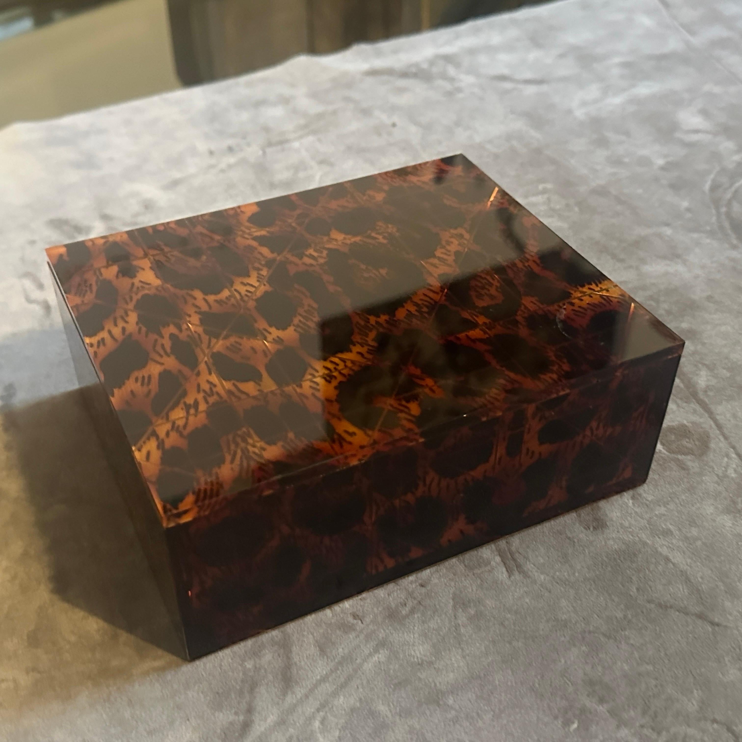 1980 Mid-Century Modern Faux Leopard Lucite Luxury Box Signed Dior Home en vente 6